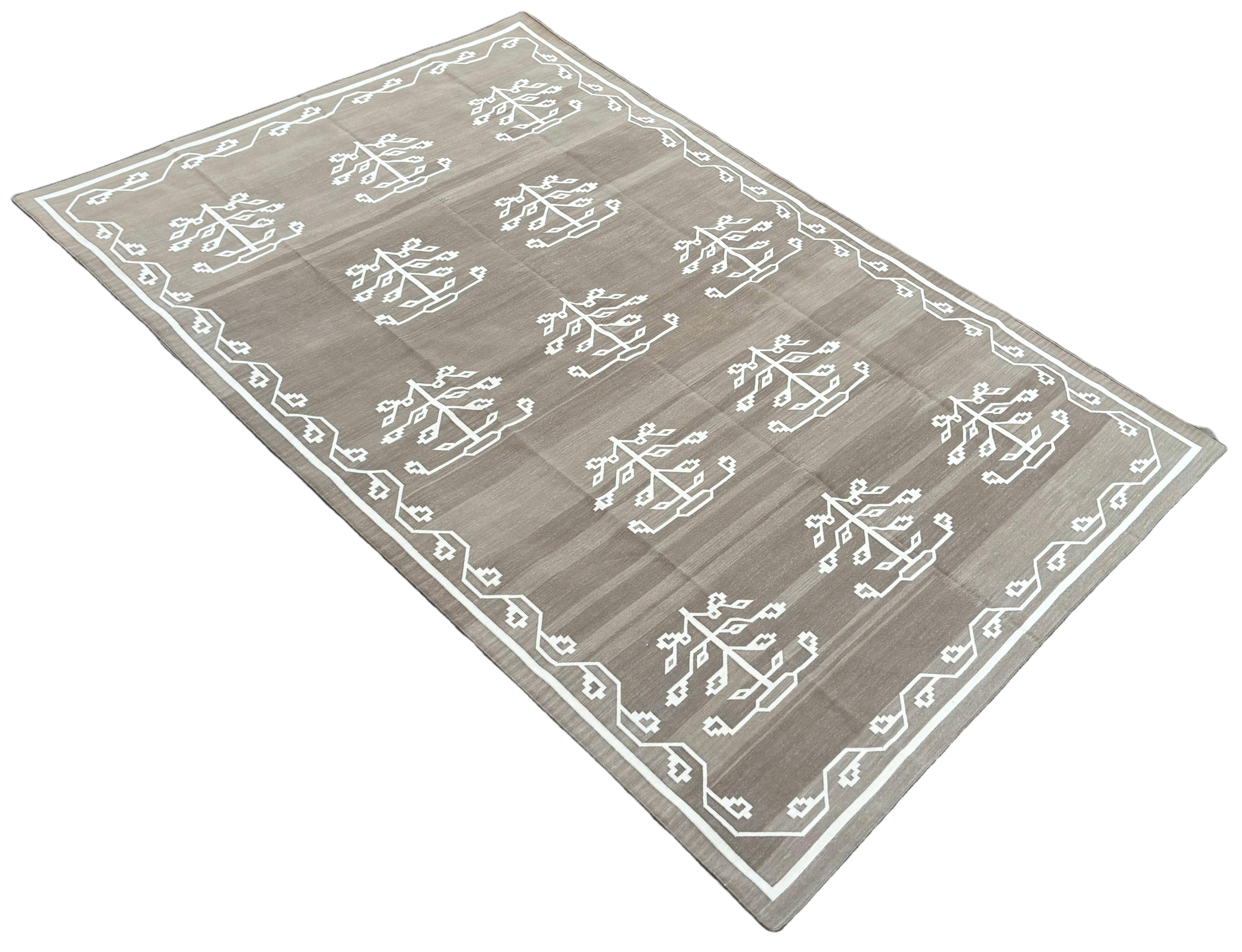 Handmade Cotton Area Flat Weave Rug, 7x10 Beige And White Leaf Indian Dhurrie For Sale 5