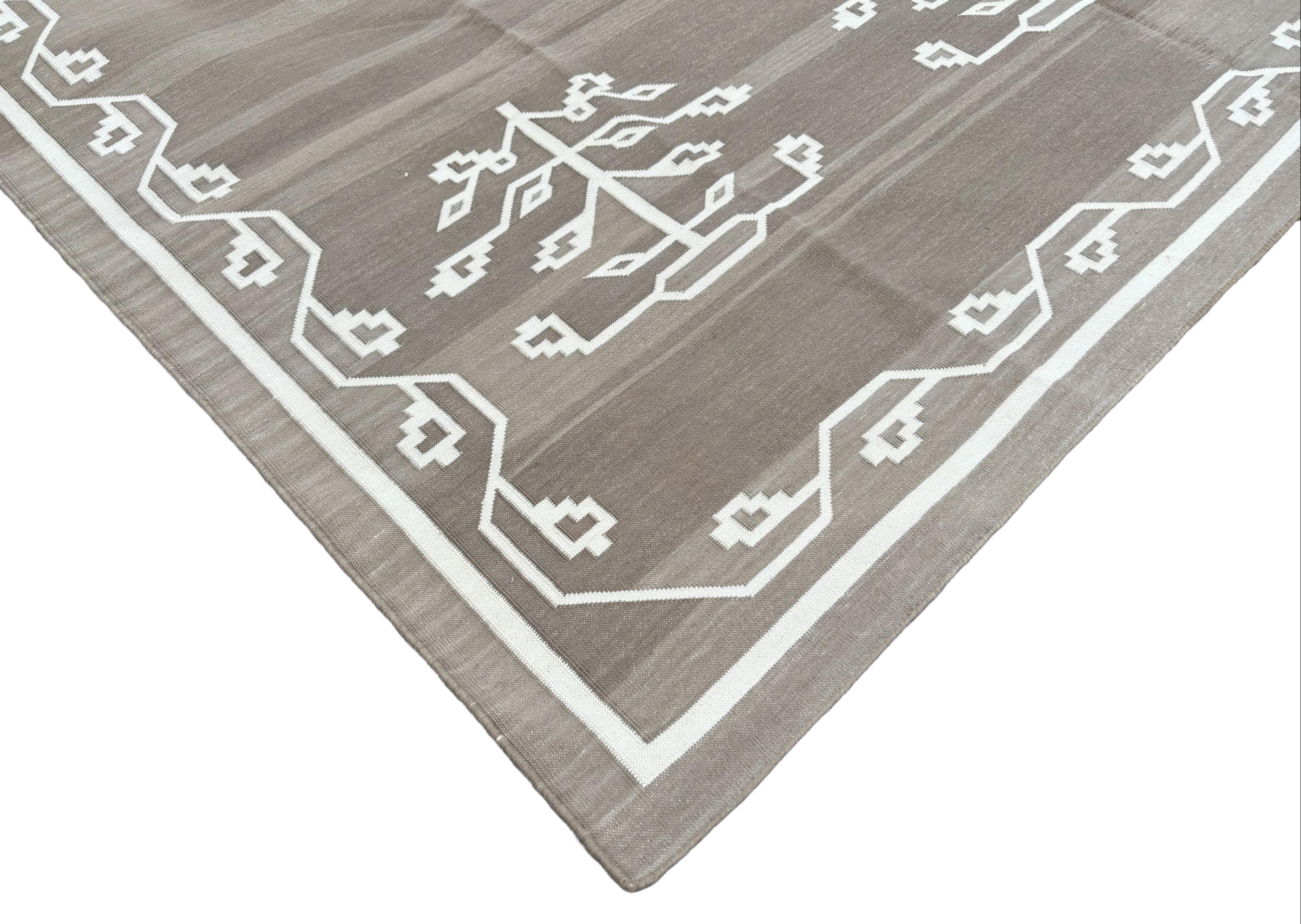 Mid-Century Modern Handmade Cotton Area Flat Weave Rug, 7x10 Beige And White Leaf Indian Dhurrie For Sale