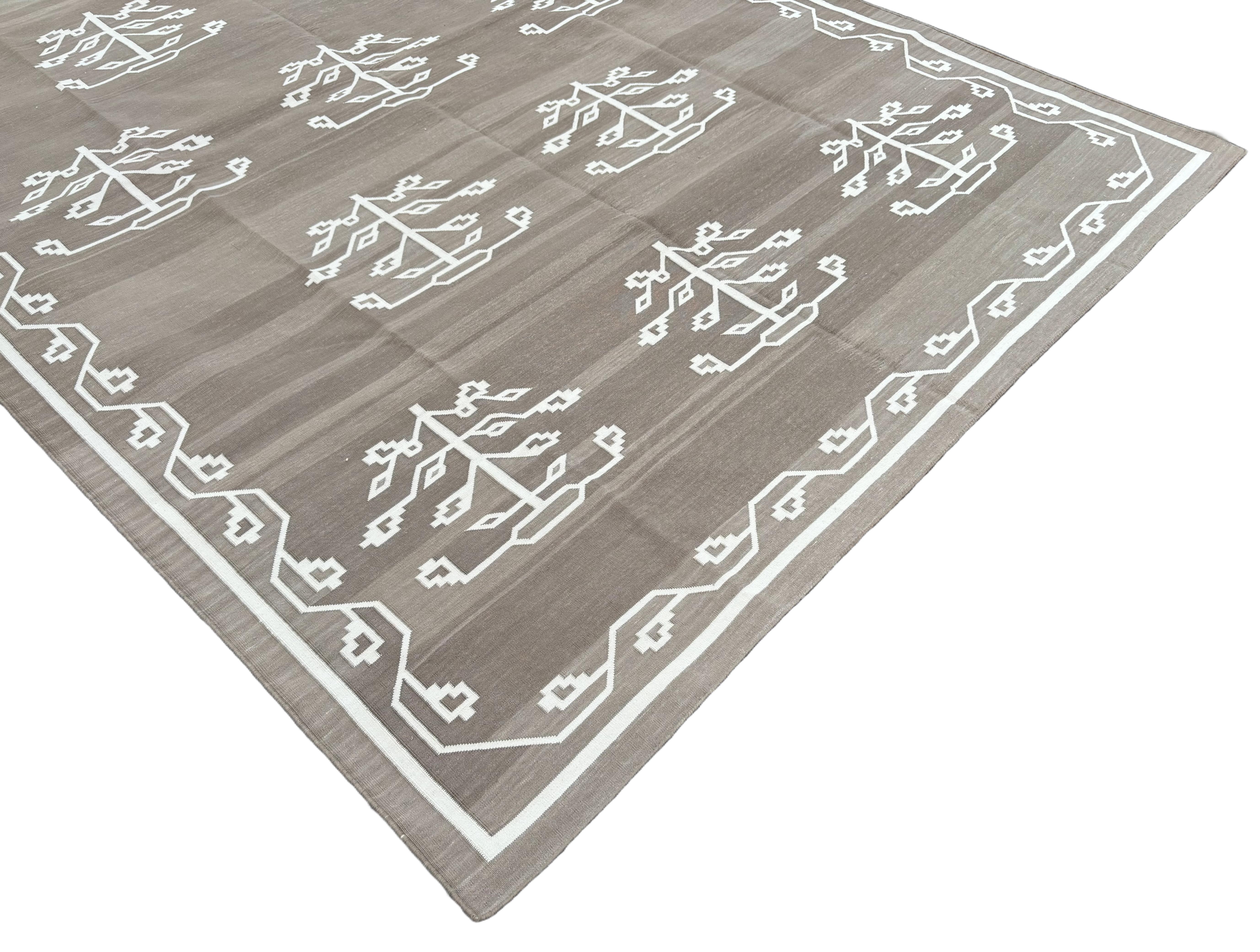 Hand-Woven Handmade Cotton Area Flat Weave Rug, 7x10 Beige And White Leaf Indian Dhurrie For Sale