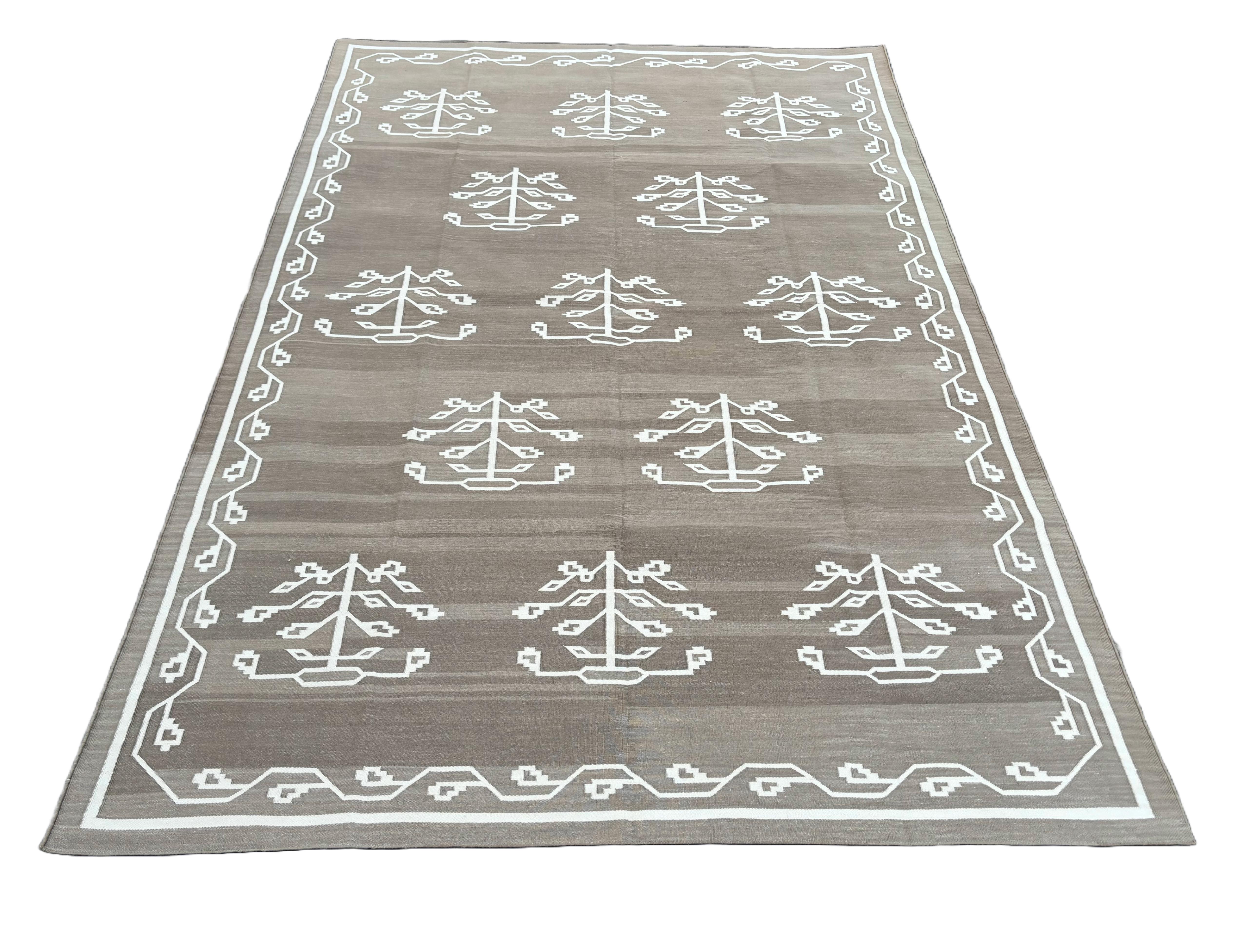 Contemporary Handmade Cotton Area Flat Weave Rug, 7x10 Beige And White Leaf Indian Dhurrie For Sale