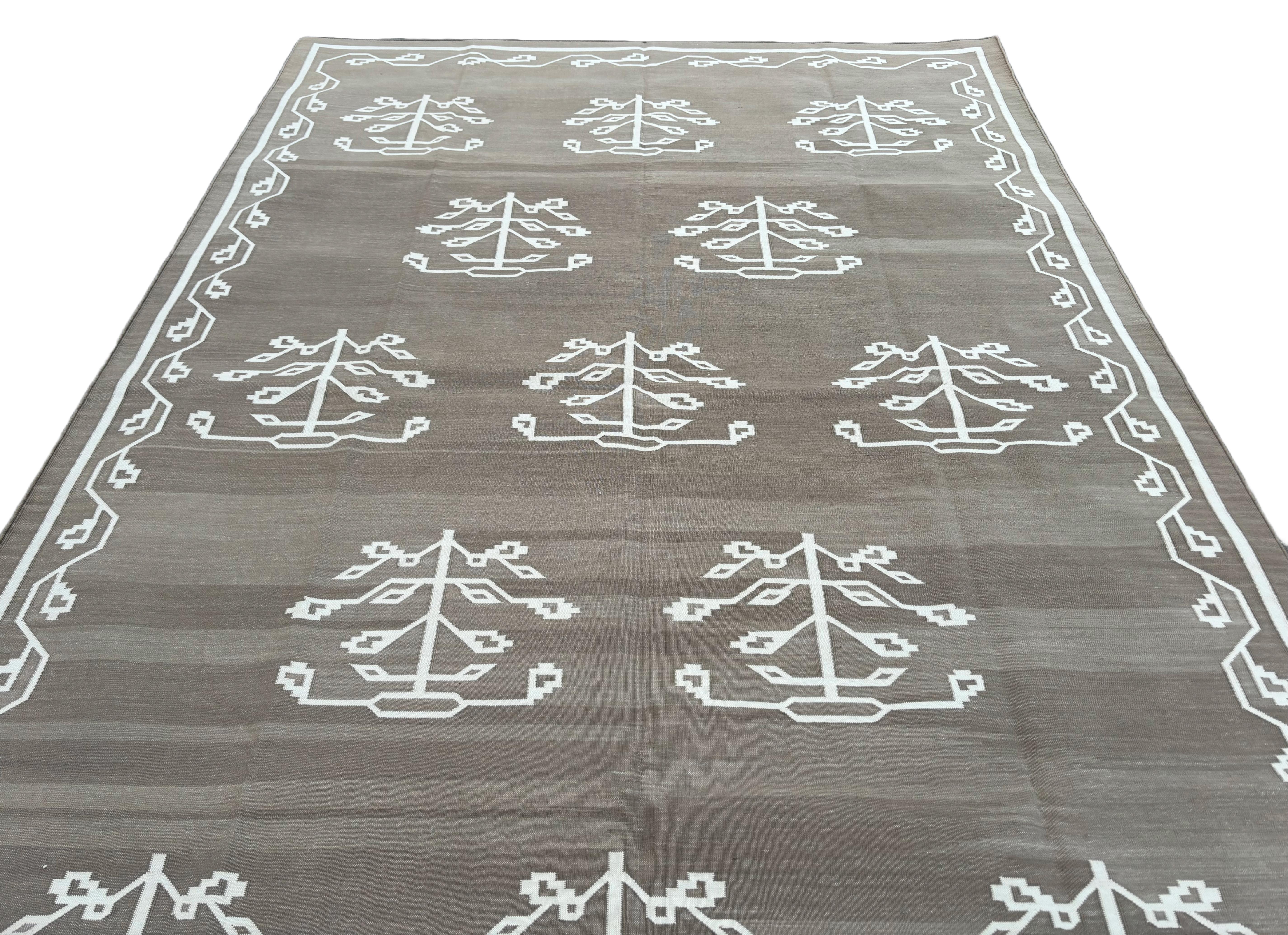 Handmade Cotton Area Flat Weave Rug, 7x10 Beige And White Leaf Indian Dhurrie For Sale 1