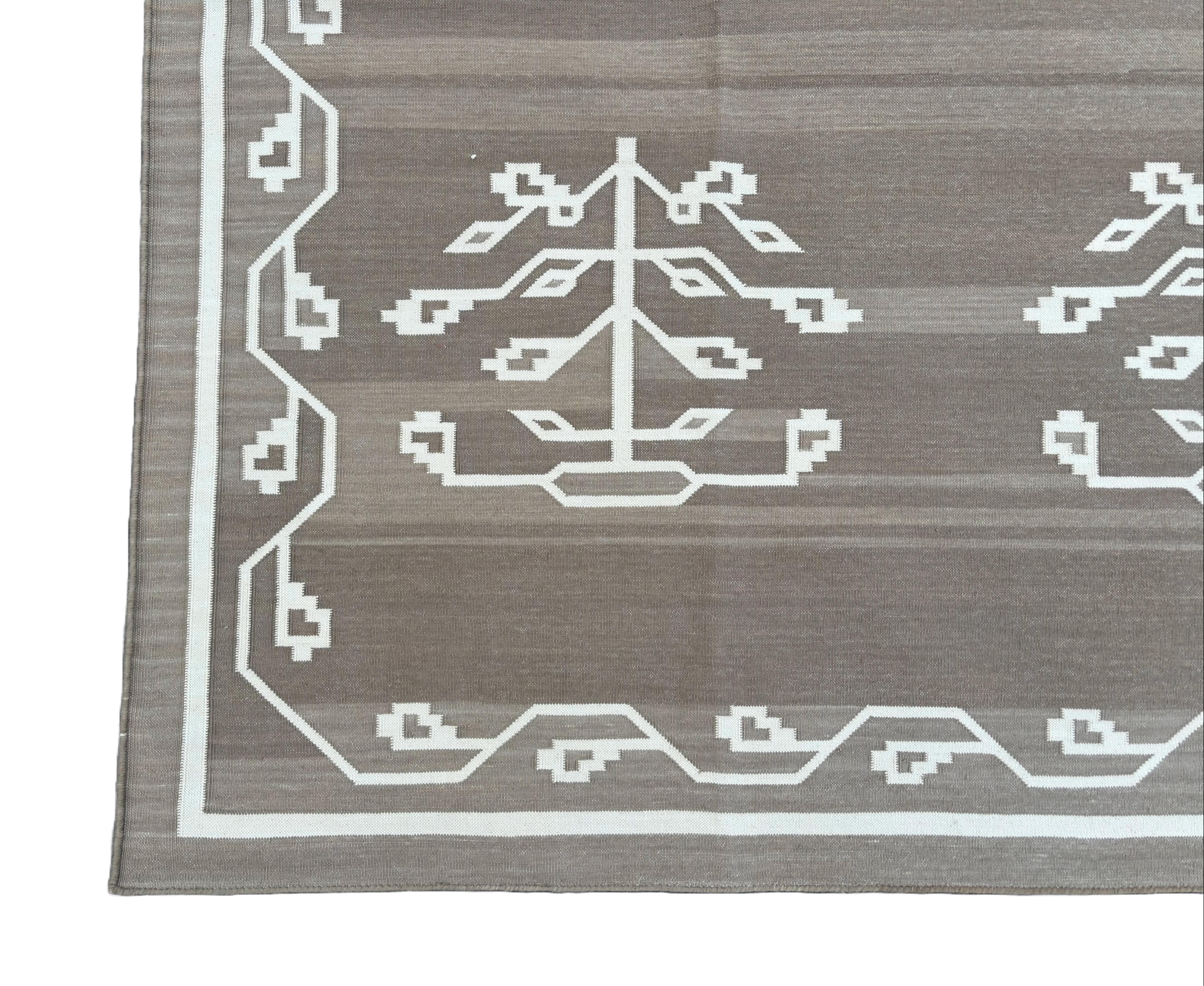 Handmade Cotton Area Flat Weave Rug, 7x10 Beige And White Leaf Indian Dhurrie For Sale 2