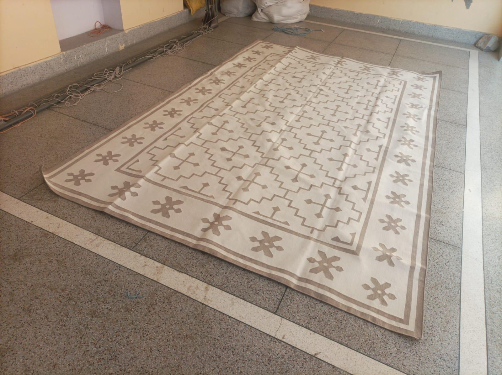 Tappeto a tessitura piatta in cotone fatto a mano, 7x11 Beige, Crema Geometrico Indiano Dhurrie in vendita 5