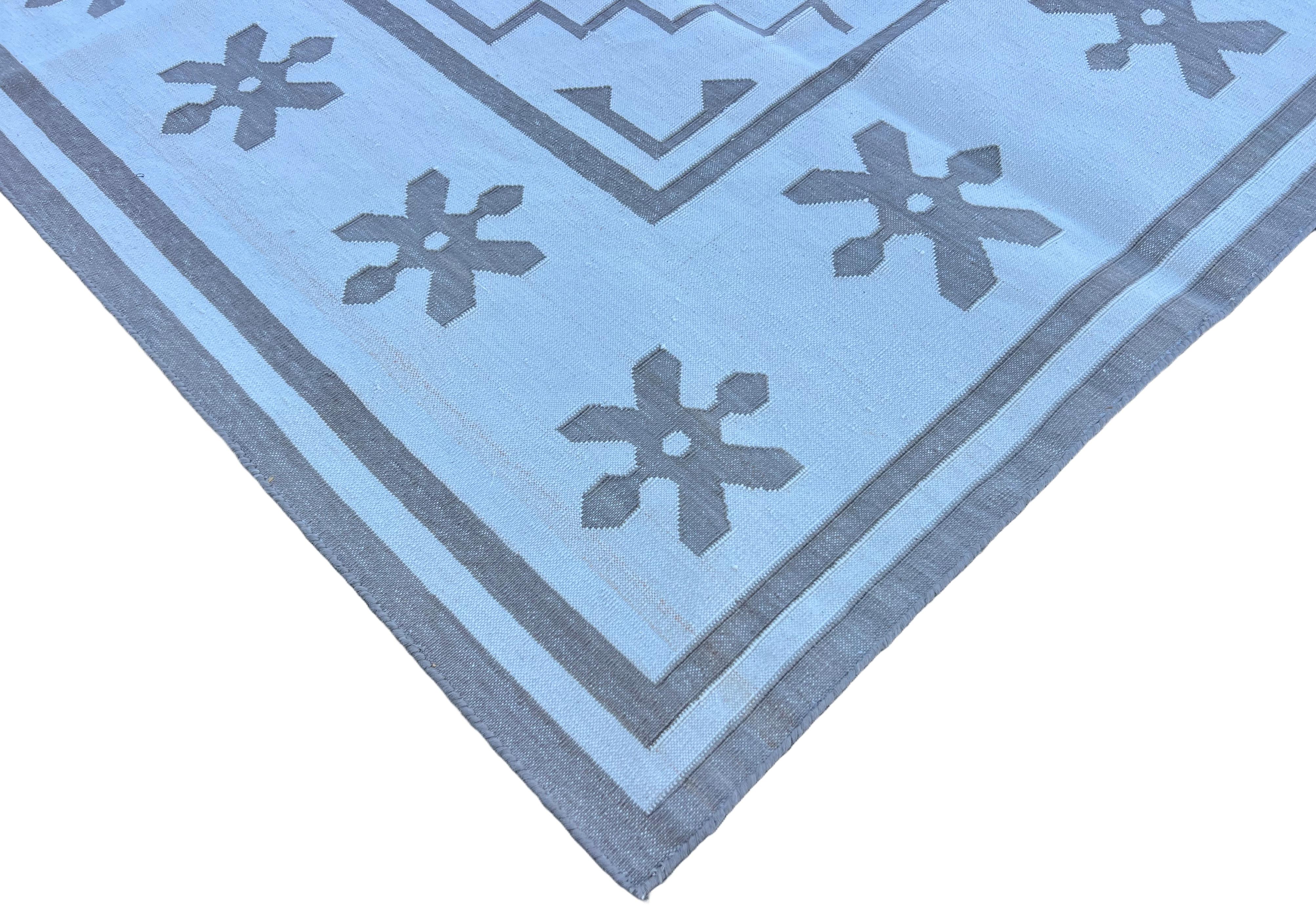 Dhurrie geometrico indiano in cotone tinto al vegetale beige e crema con bordo floreale - 7'x11' (210x330cm)

Queste speciali dhurry a trama piatta sono tessute a mano con un filo di cotone 100% a 15 strati. A causa delle speciali tecniche di