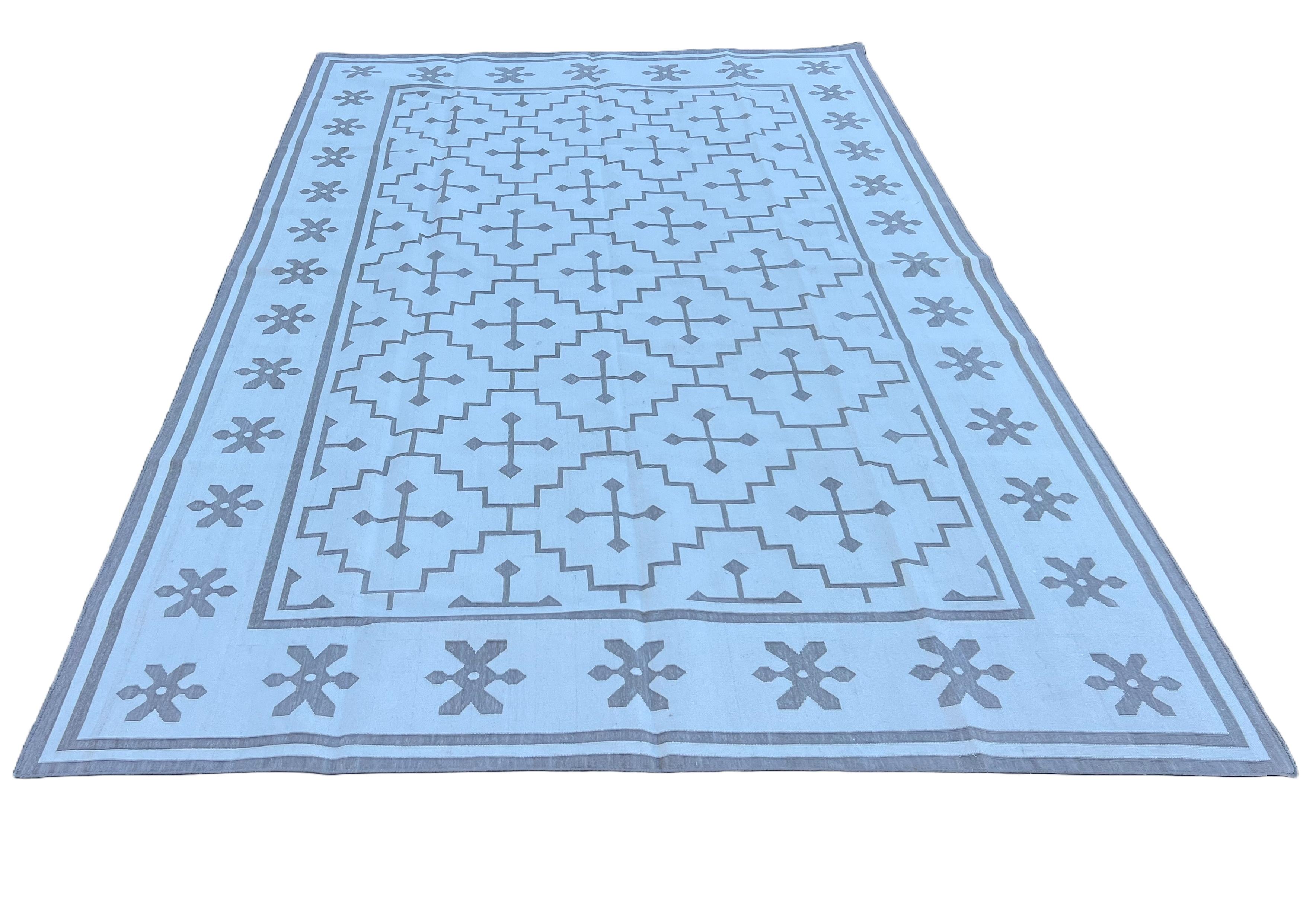 Tappeto a tessitura piatta in cotone fatto a mano, 7x11 Beige, Crema Geometrico Indiano Dhurrie In condizioni Nuovo in vendita a Jaipur, IN