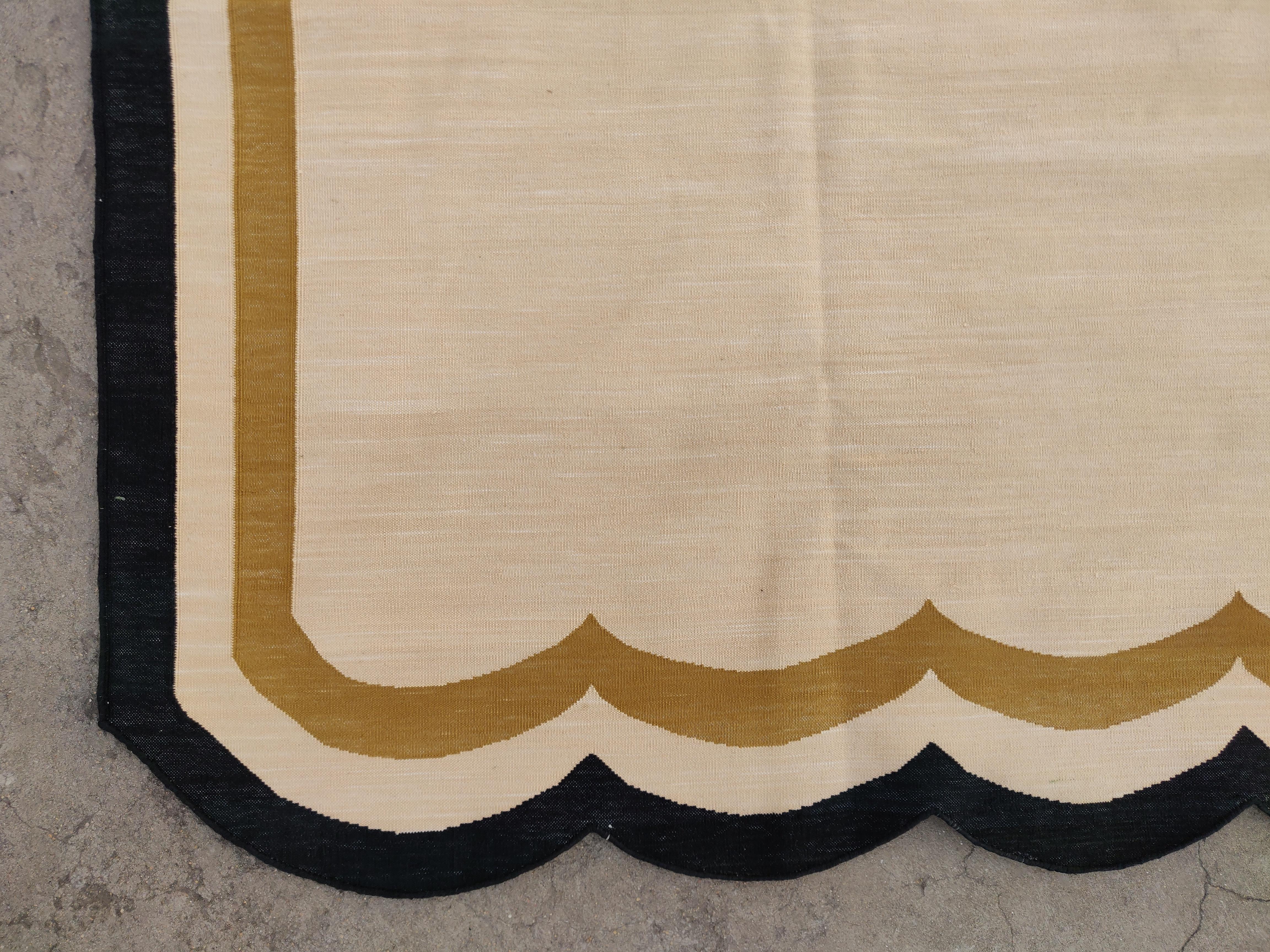 Handmade Cotton Area Flat Weave Rug, 8x10 Beige And Black Scallop Indian Dhurrie In New Condition For Sale In Jaipur, IN
