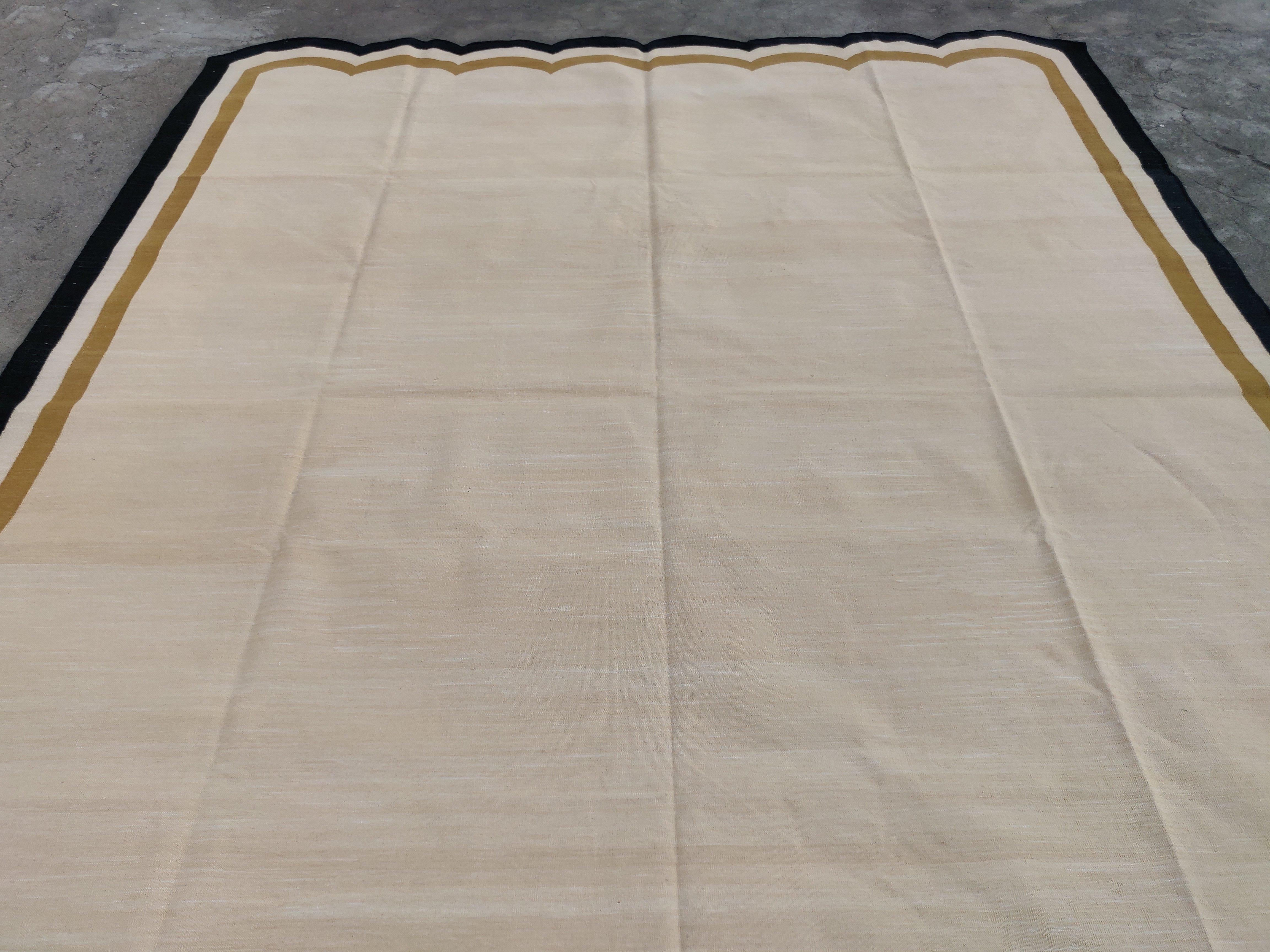 Handgefertigter Flachgewebe-Teppich aus Baumwolle, 8x10 Beige und schwarzer Jakobsmuschel-Indianer Dhurrie im Zustand „Neu“ im Angebot in Jaipur, IN