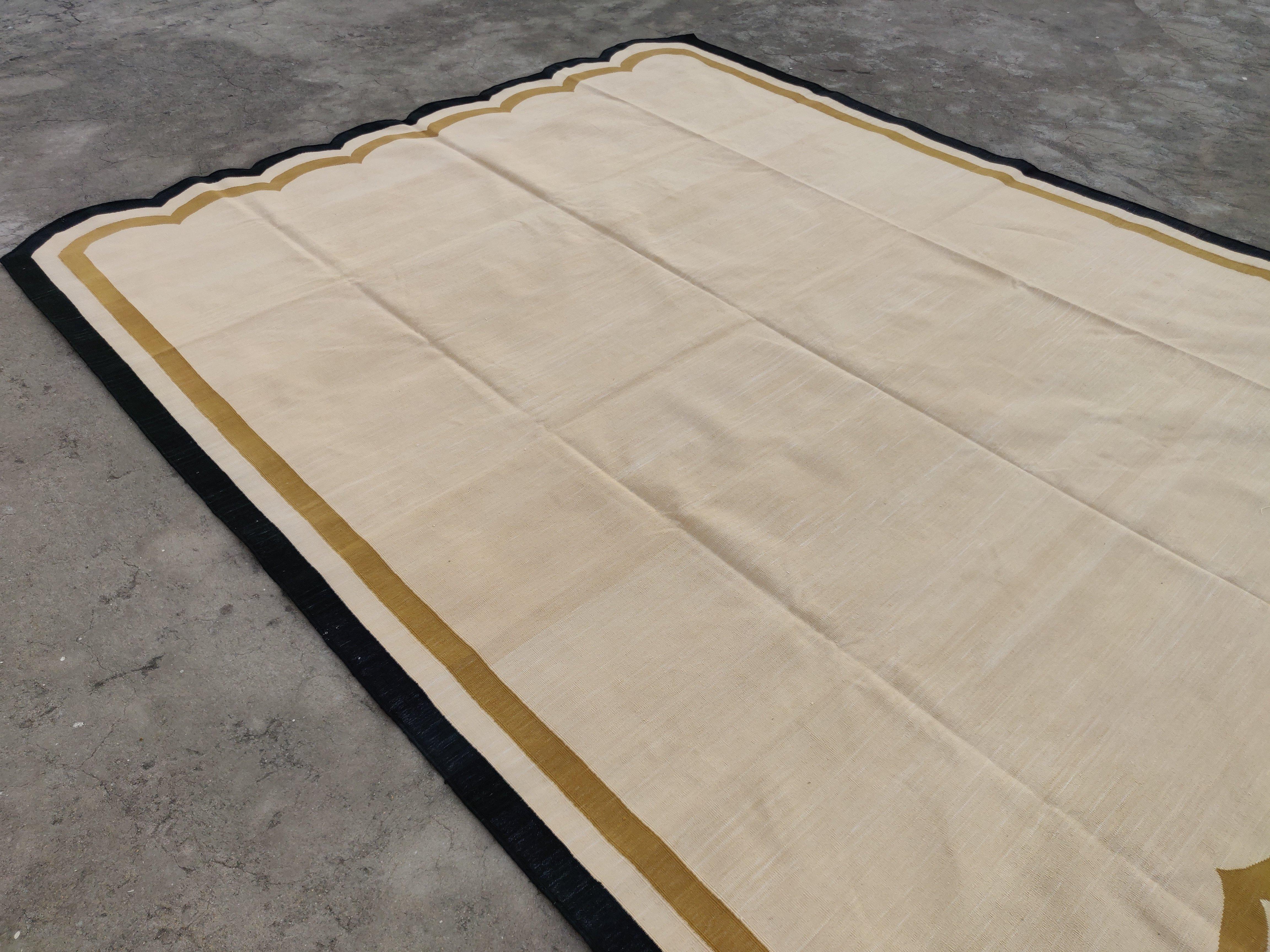 Handgefertigter Flachgewebe-Teppich aus Baumwolle, 8x10 Beige und schwarzer Jakobsmuschel-Indianer Dhurrie (21. Jahrhundert und zeitgenössisch) im Angebot