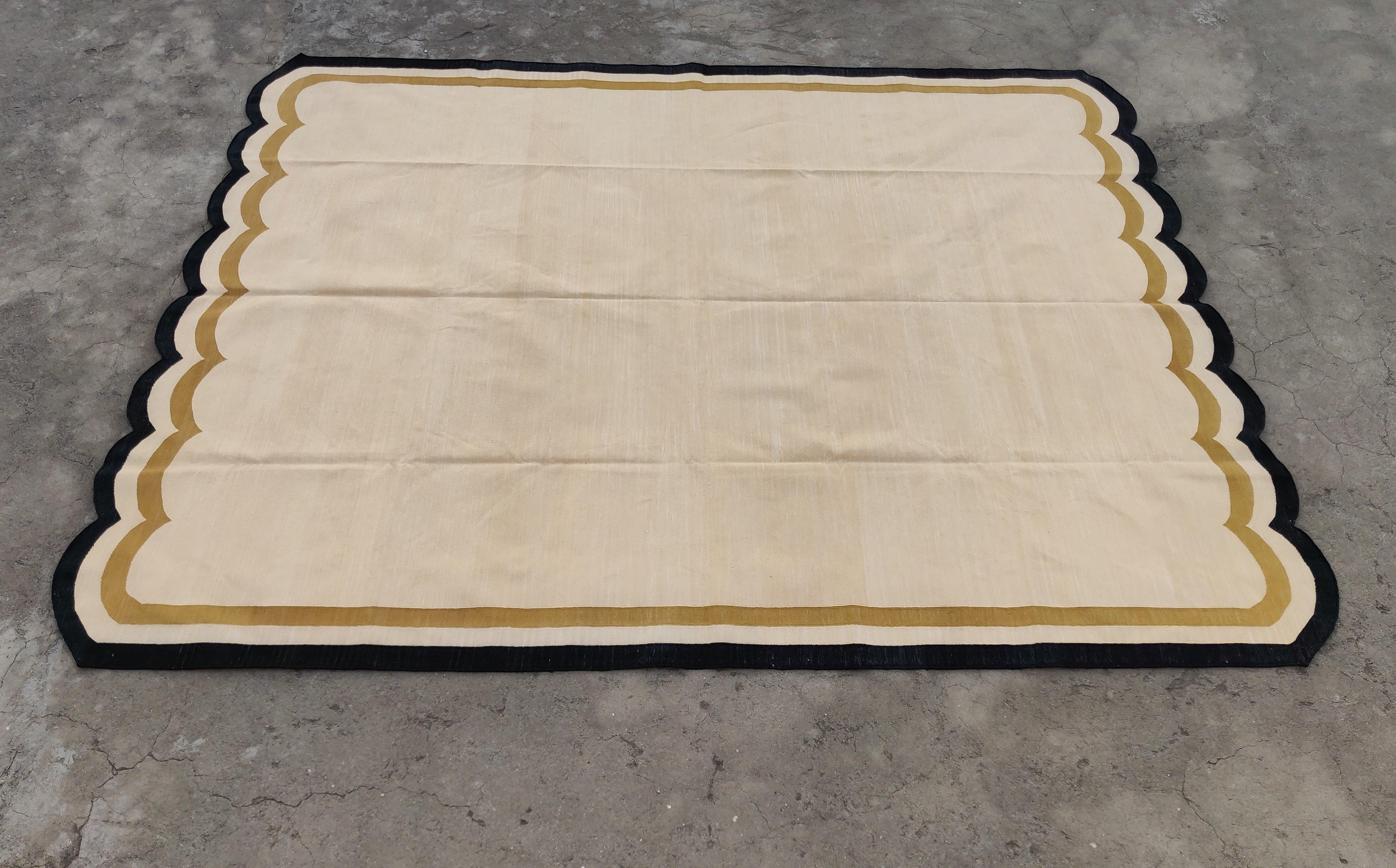 Handgefertigter Flachgewebe-Teppich aus Baumwolle, 8x10 Beige und schwarzer Jakobsmuschel-Indianer Dhurrie im Angebot 2