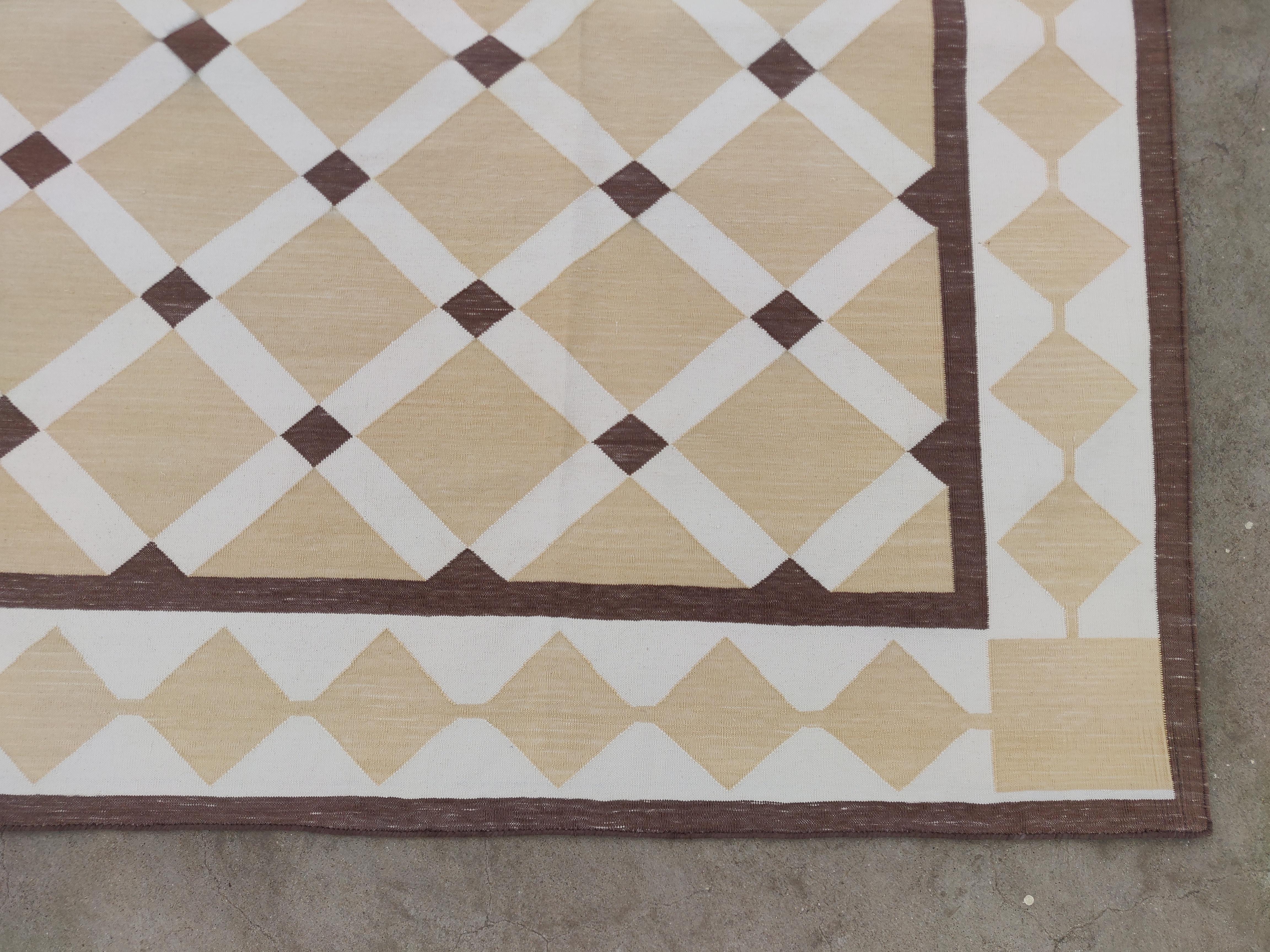 Handgefertigter Flachgewebe-Teppich aus Baumwolle, 8x10 Beige und Brown Geometrischer Indischer Teppich im Zustand „Neu“ im Angebot in Jaipur, IN