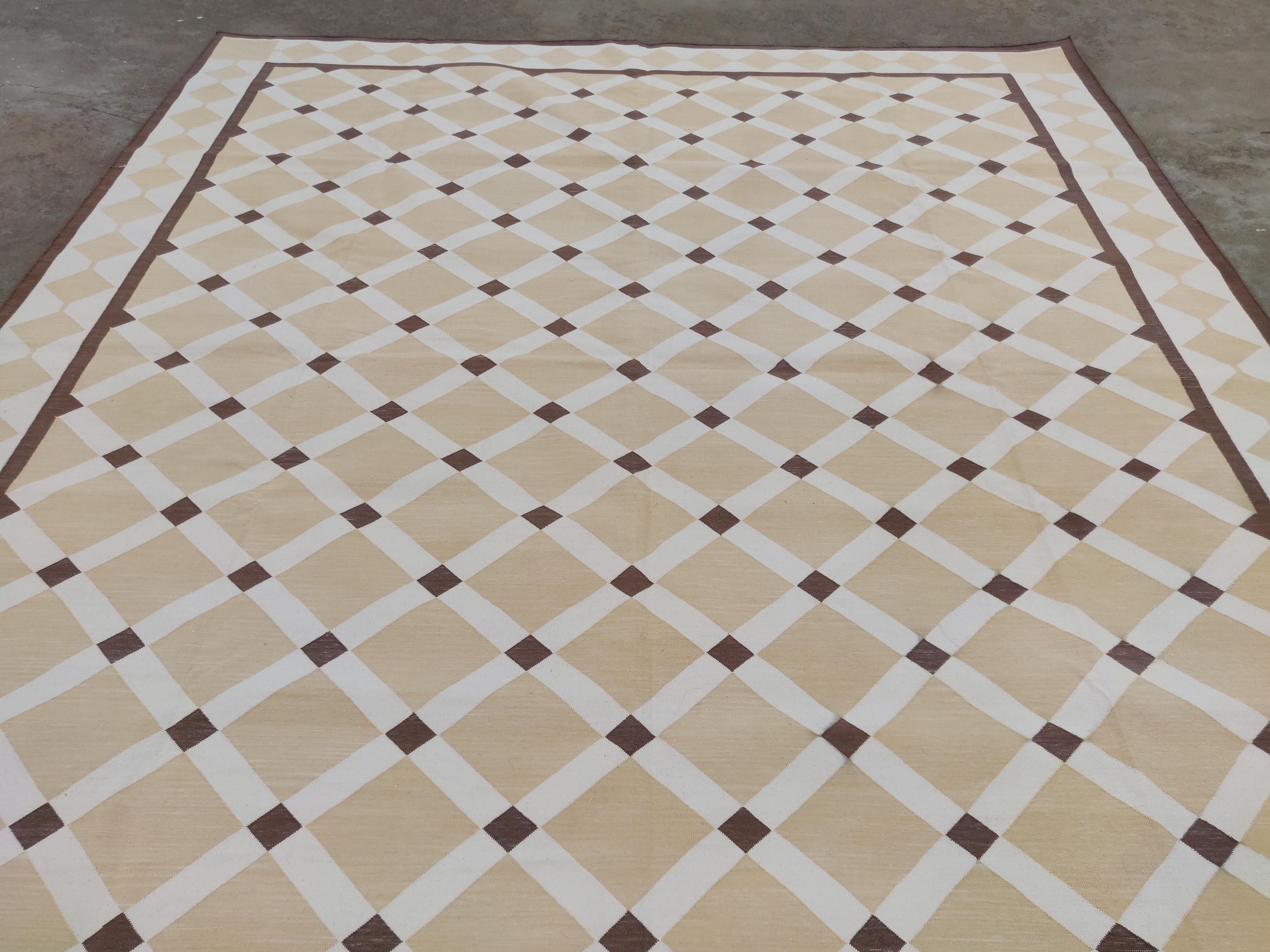 Handgefertigter Flachgewebe-Teppich aus Baumwolle, 8x10 Beige und Brown Geometrischer Indischer Teppich (21. Jahrhundert und zeitgenössisch) im Angebot
