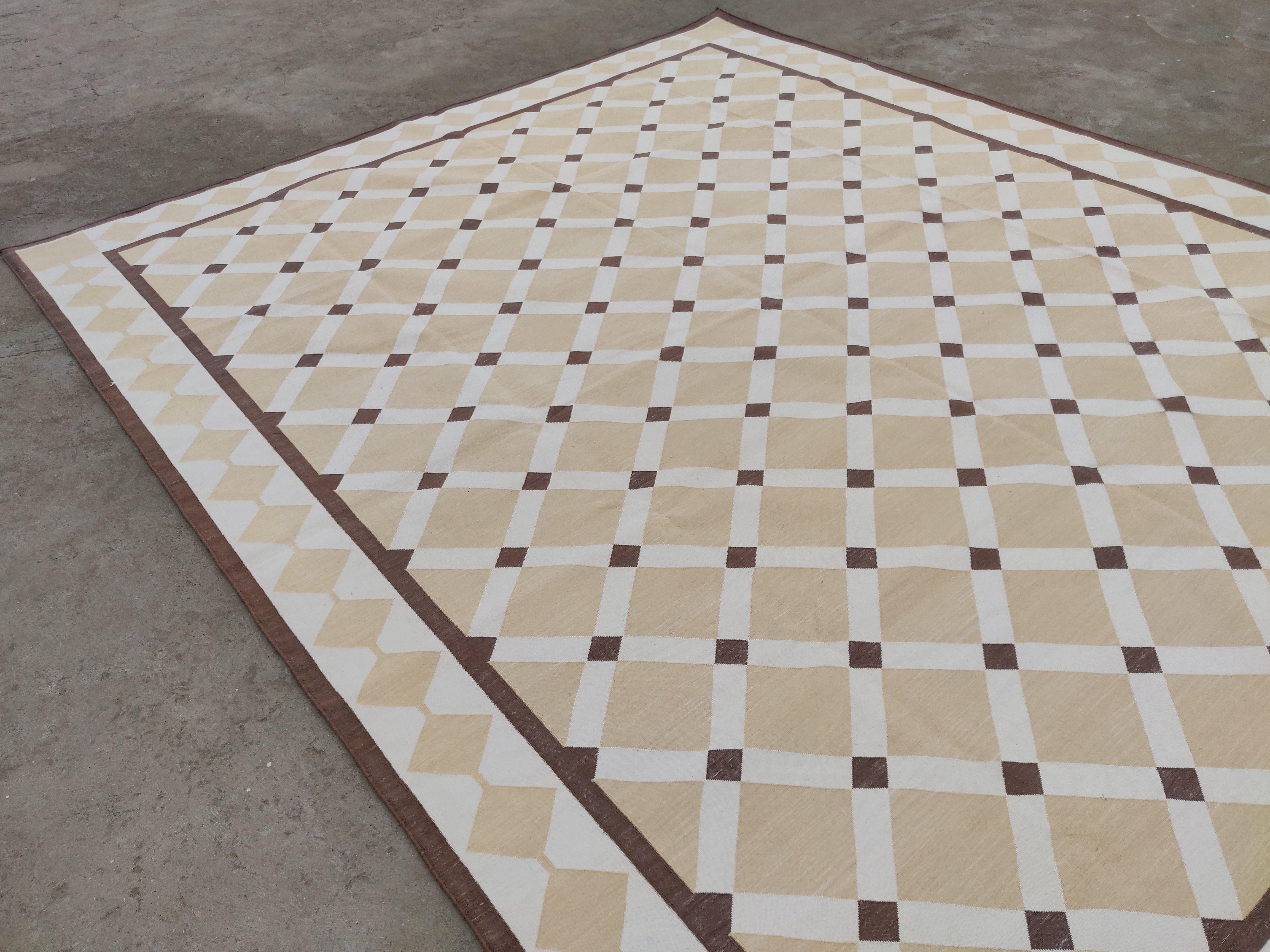 Handgefertigter Flachgewebe-Teppich aus Baumwolle, 8x10 Beige und Brown Geometrischer Indischer Teppich im Angebot 1