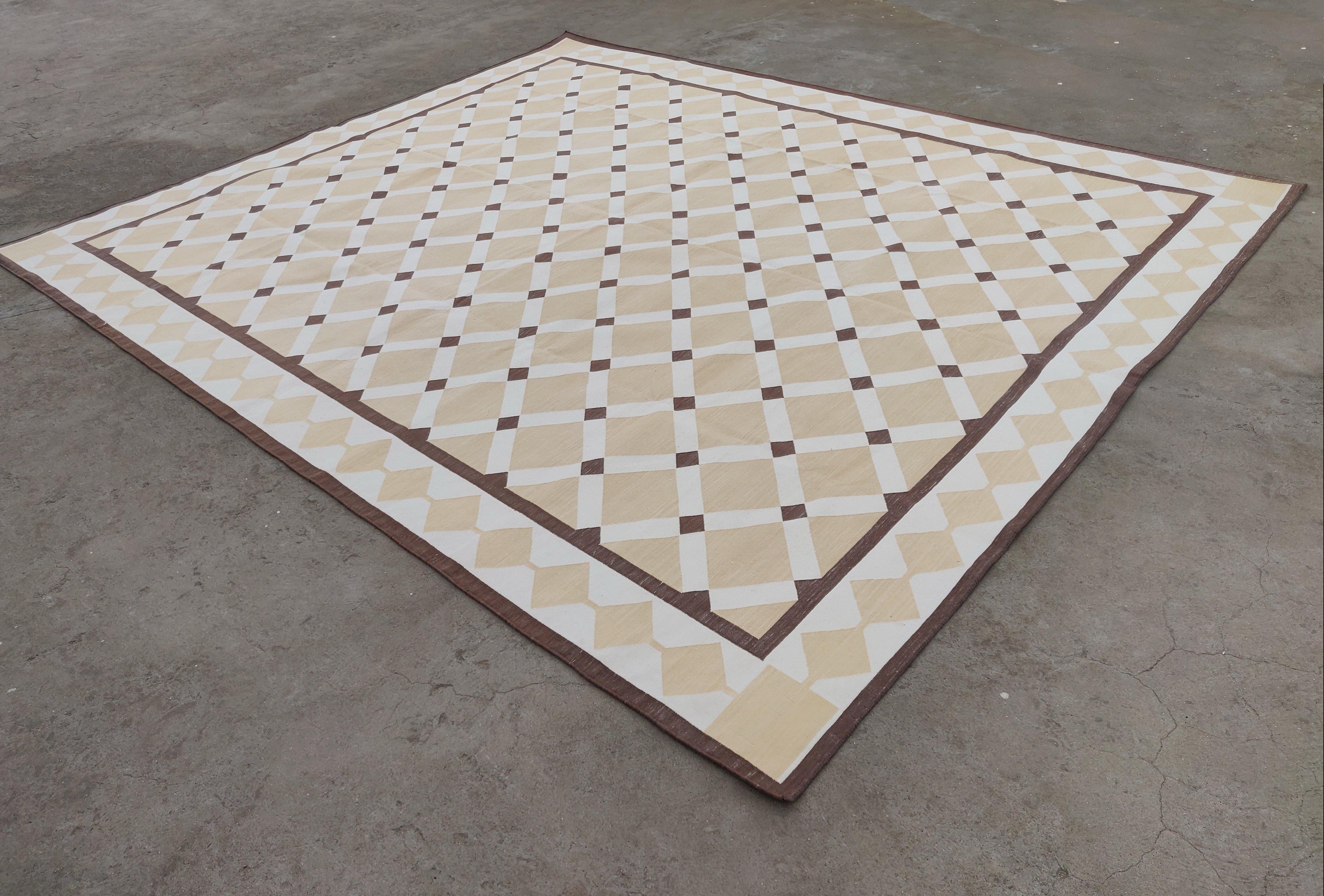 Handgefertigter Flachgewebe-Teppich aus Baumwolle, 8x10 Beige und Brown Geometrischer Indischer Teppich im Angebot 2