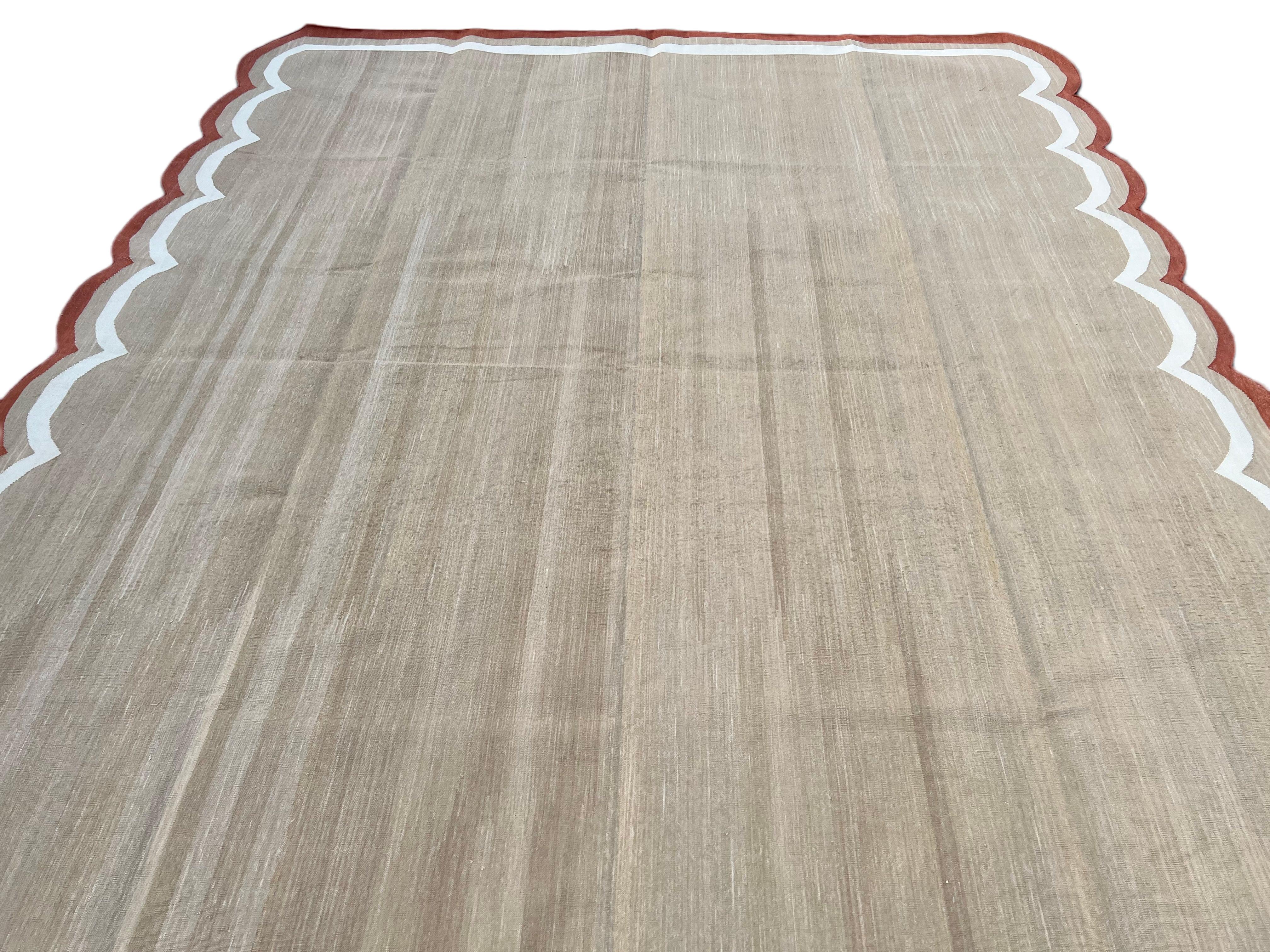 Handgefertigter Flachgewebe-Teppich aus Baumwolle, 8x10 Beige und Rot mit Wellenschliff, indischer Dhurrie im Angebot 3