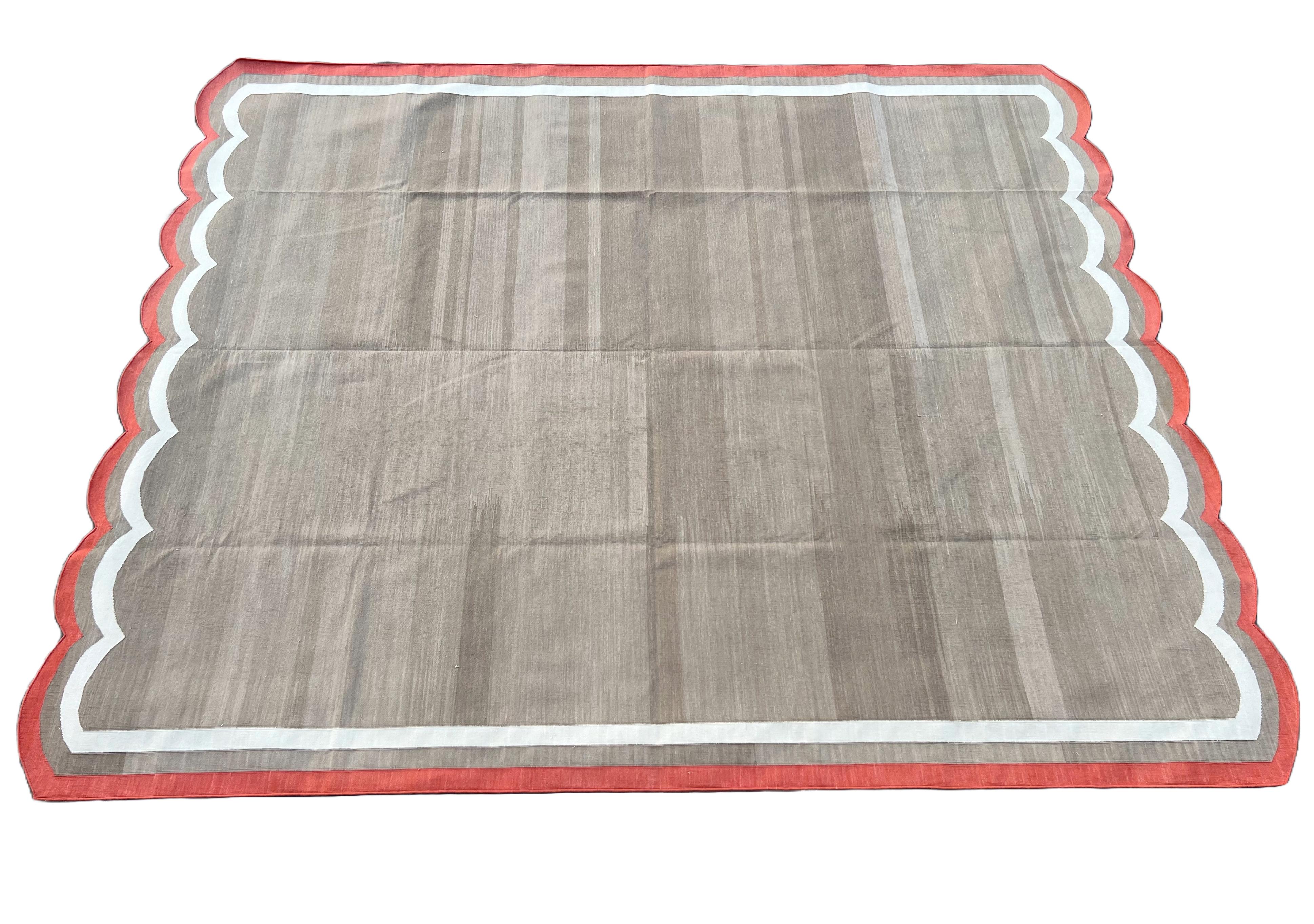 Handmade Cotton Area Flat Weave Rug, 8x10 Beige And Red Scalloped Indian Dhurrie For Sale 4