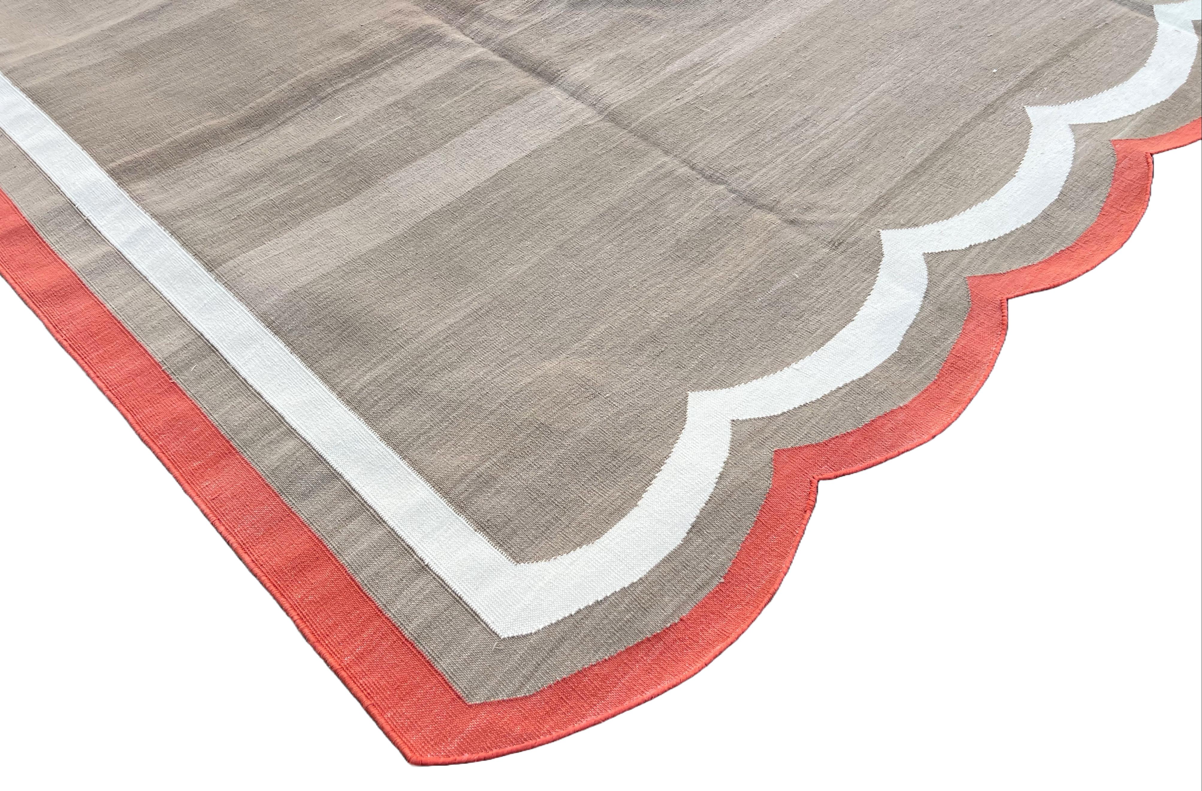 Mid-Century Modern Handmade Cotton Area Flat Weave Rug, 8x10 Beige And Red Scalloped Indian Dhurrie For Sale