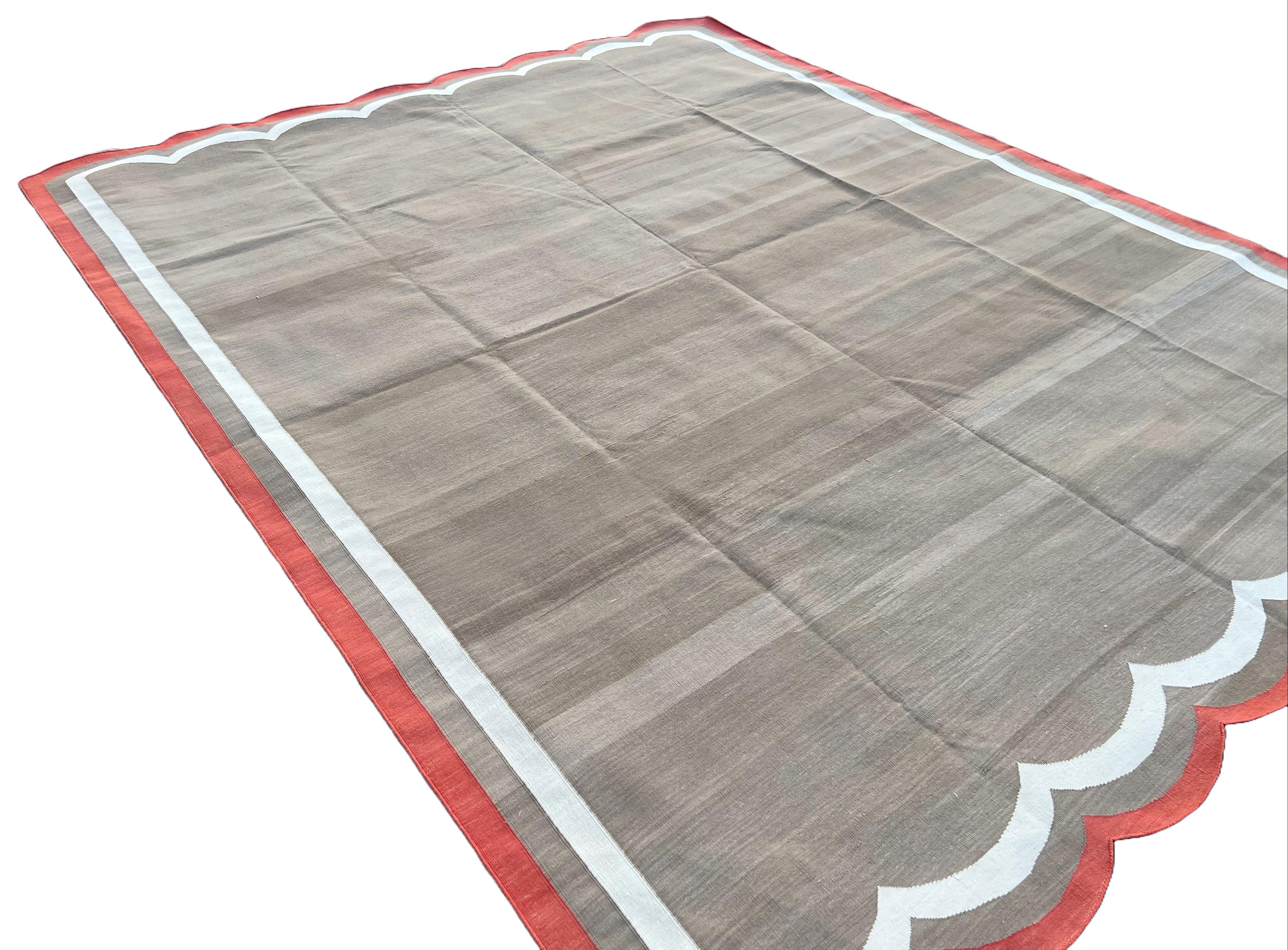 Handmade Cotton Area Flat Weave Rug, 8x10 Beige And Red Scalloped Indian Dhurrie In New Condition For Sale In Jaipur, IN