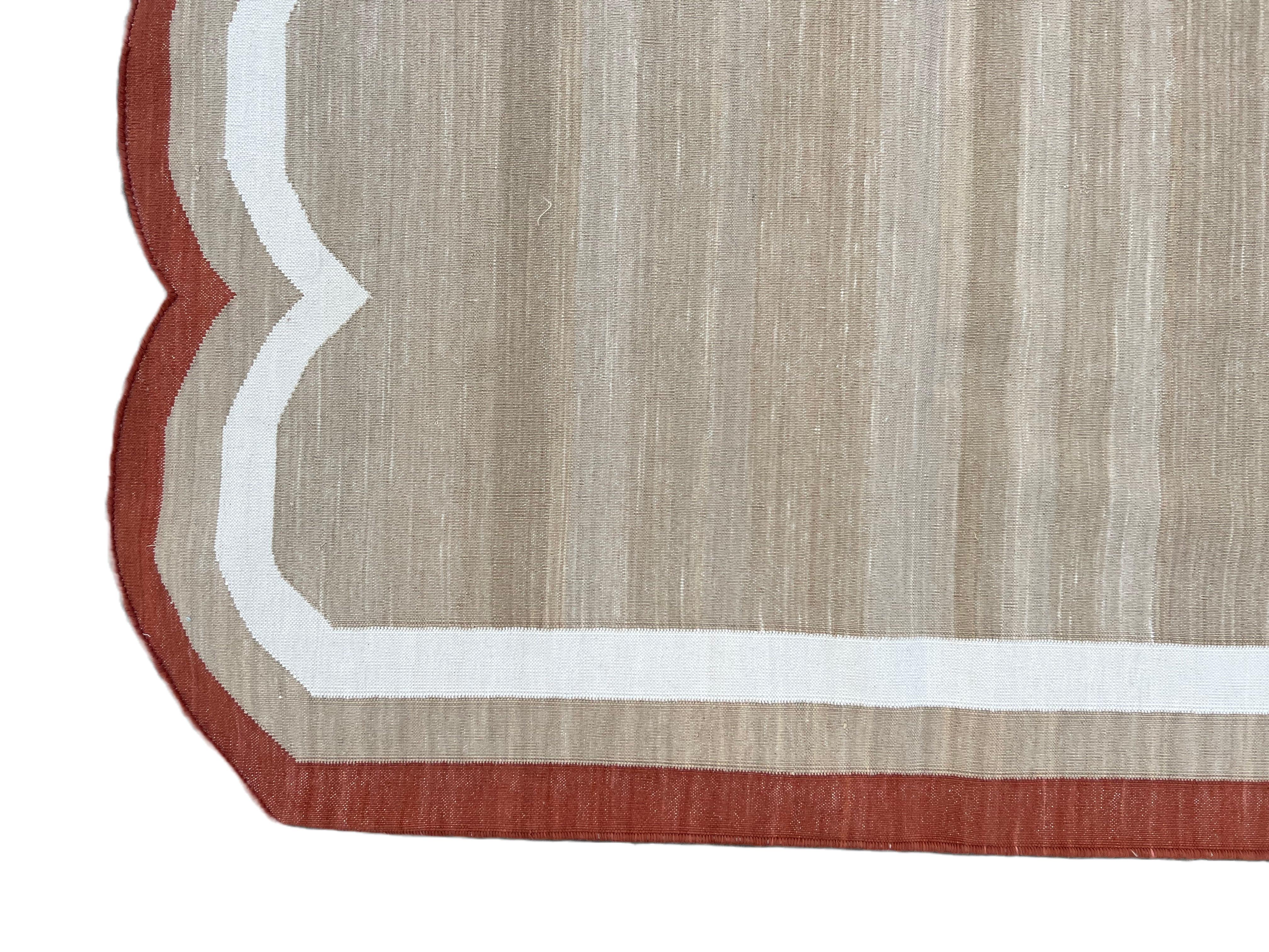 Handgefertigter Flachgewebe-Teppich aus Baumwolle, 8x10 Beige und Rot mit Wellenschliff, indischer Dhurrie im Zustand „Neu“ im Angebot in Jaipur, IN
