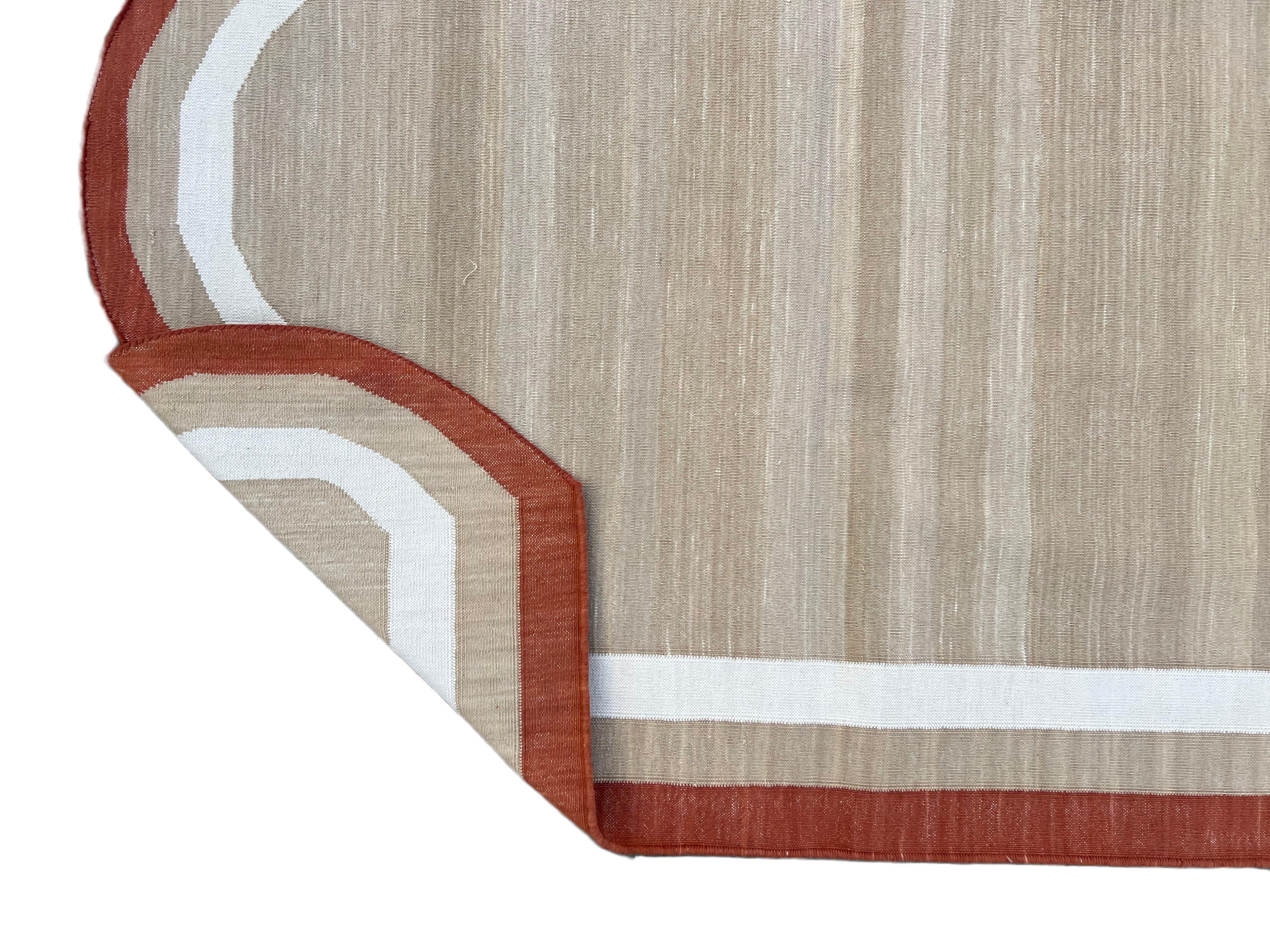 Handgefertigter Flachgewebe-Teppich aus Baumwolle, 8x10 Beige und Rot mit Wellenschliff, indischer Dhurrie (21. Jahrhundert und zeitgenössisch) im Angebot