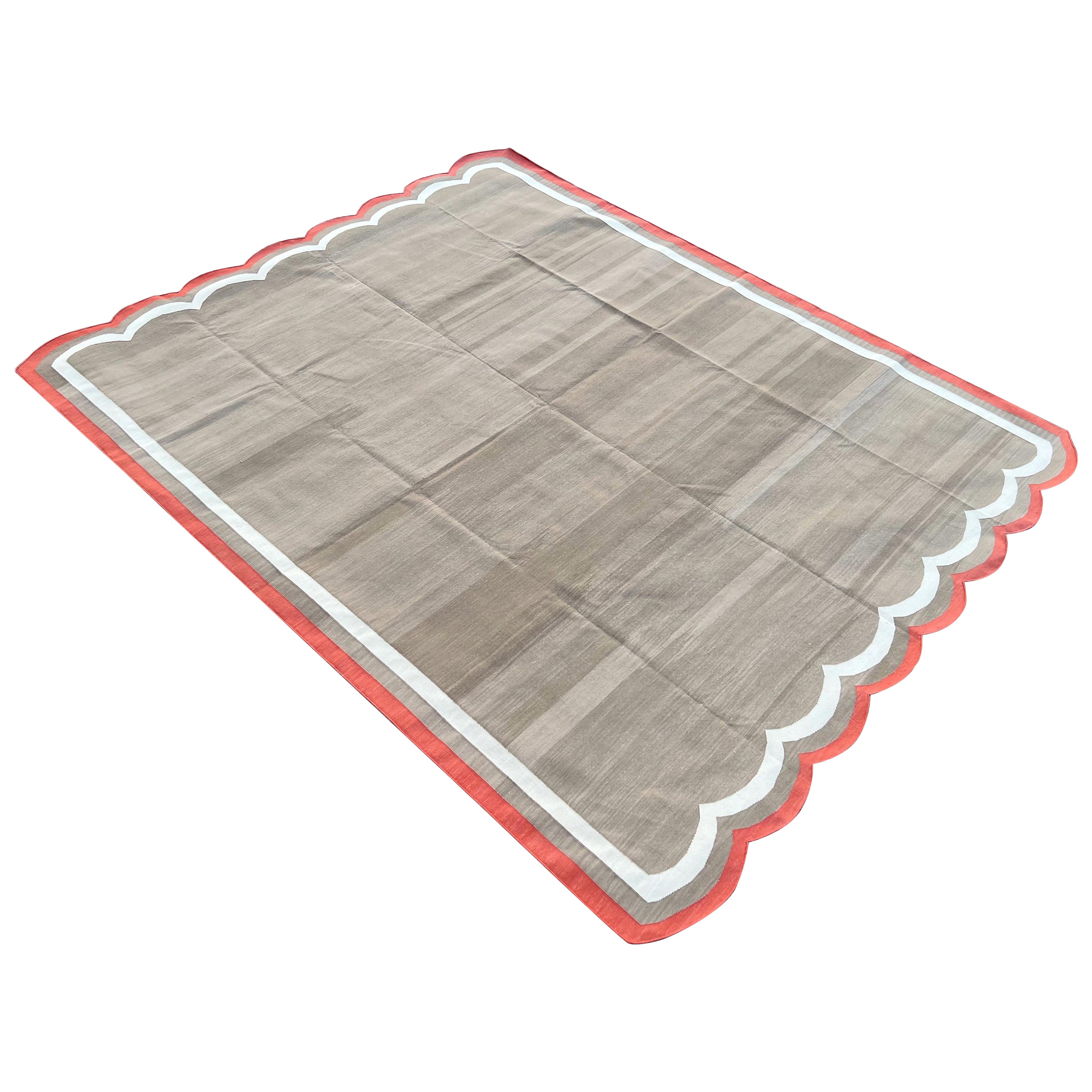 Tappeto a tessitura piatta in cotone fatto a mano, 8x10 Beige e rosso smerlato, indiano Dhurrie