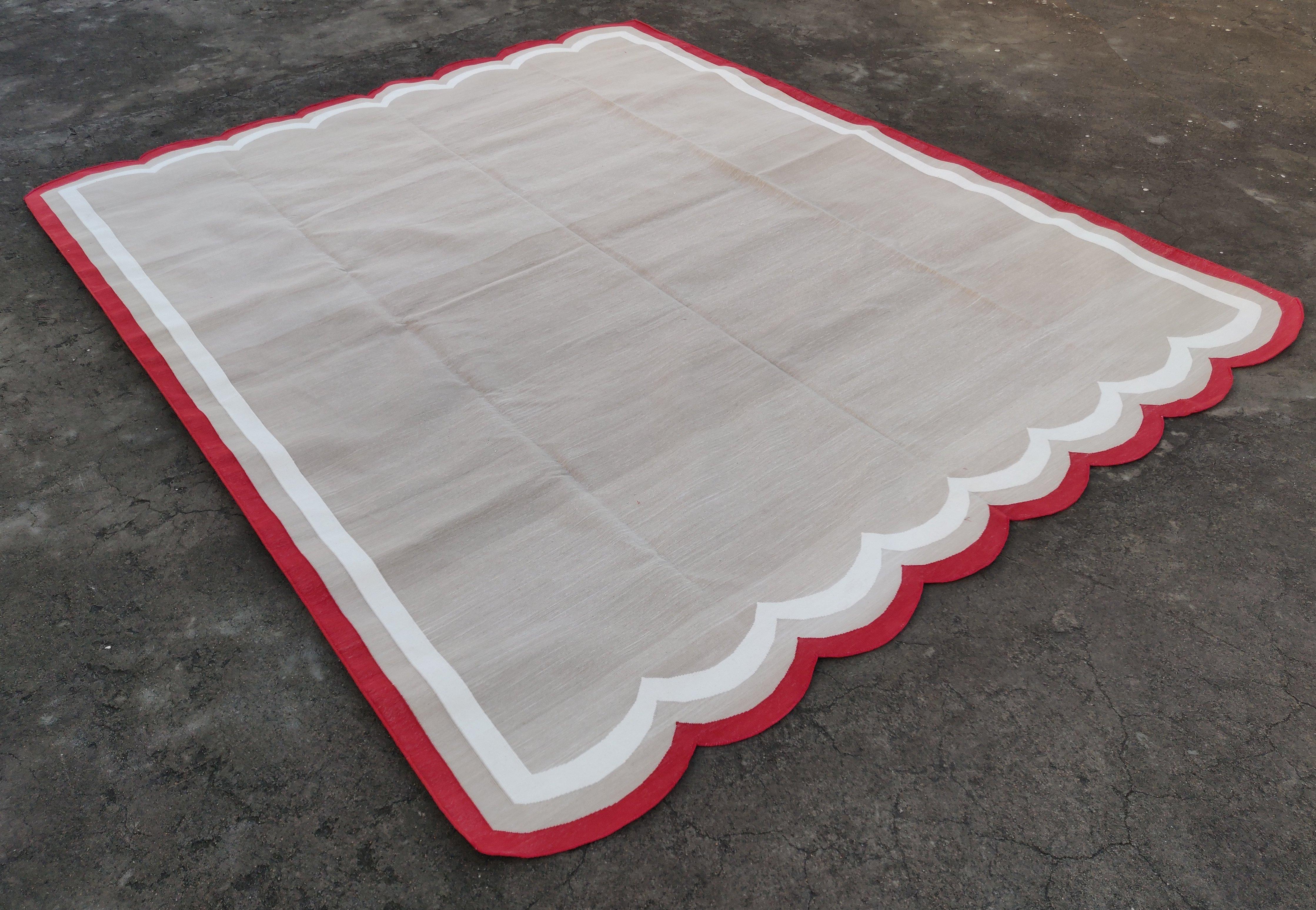 Tappeto smerlato bifacciale in cotone tinto al vegetale color crema, beige e rosso 8'x10' 
(Le capesante vengono servite su 6 piedi di lato)
Queste speciali dhurry a trama piatta sono tessute a mano con un filo di cotone 100% a 15 strati. A causa