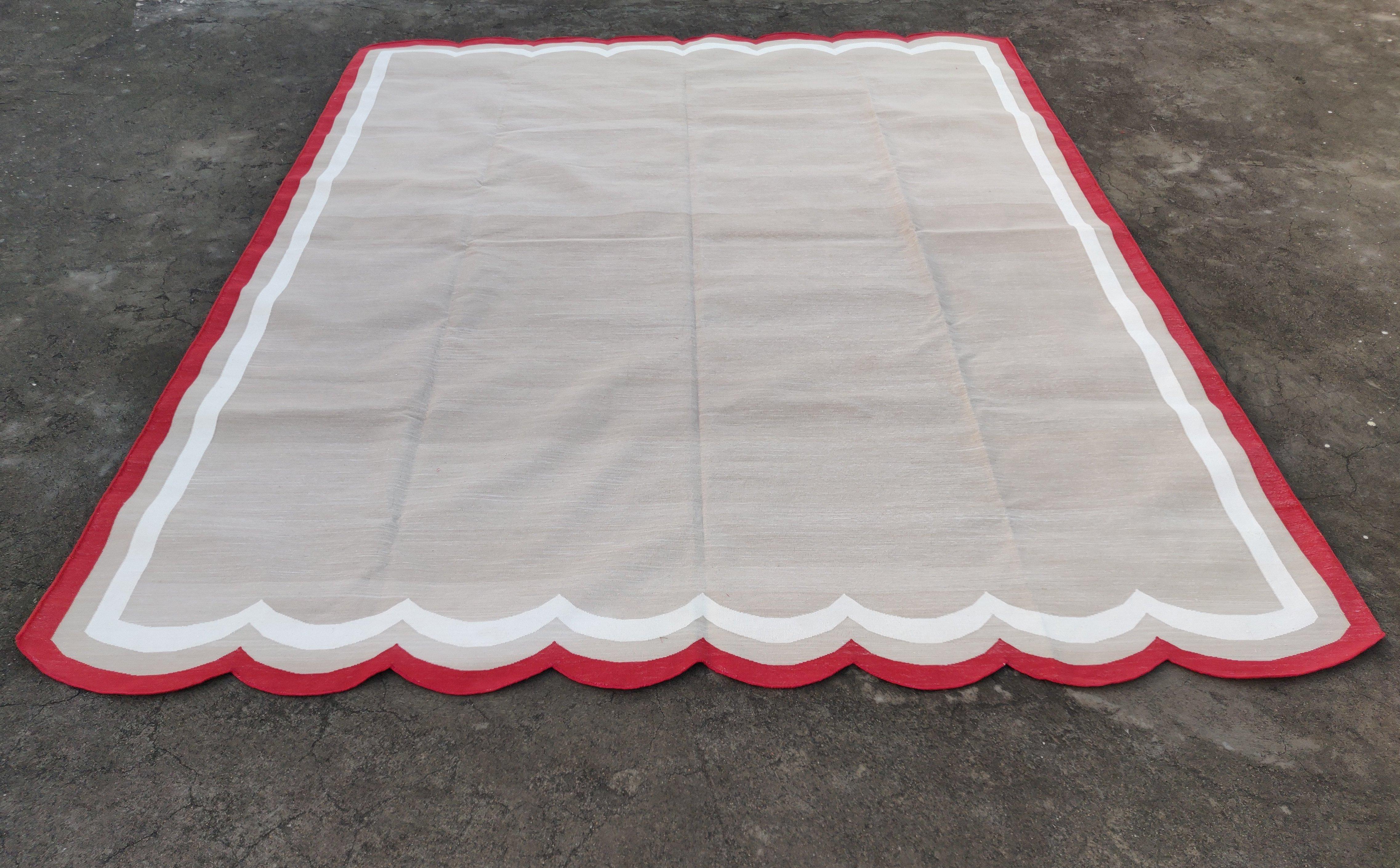 Handgefertigter Flachgewebe-Teppich aus Baumwolle, 8x10 Beige und Rot mit Wellenschliff, Kelim Dhurrie im Zustand „Neu“ im Angebot in Jaipur, IN