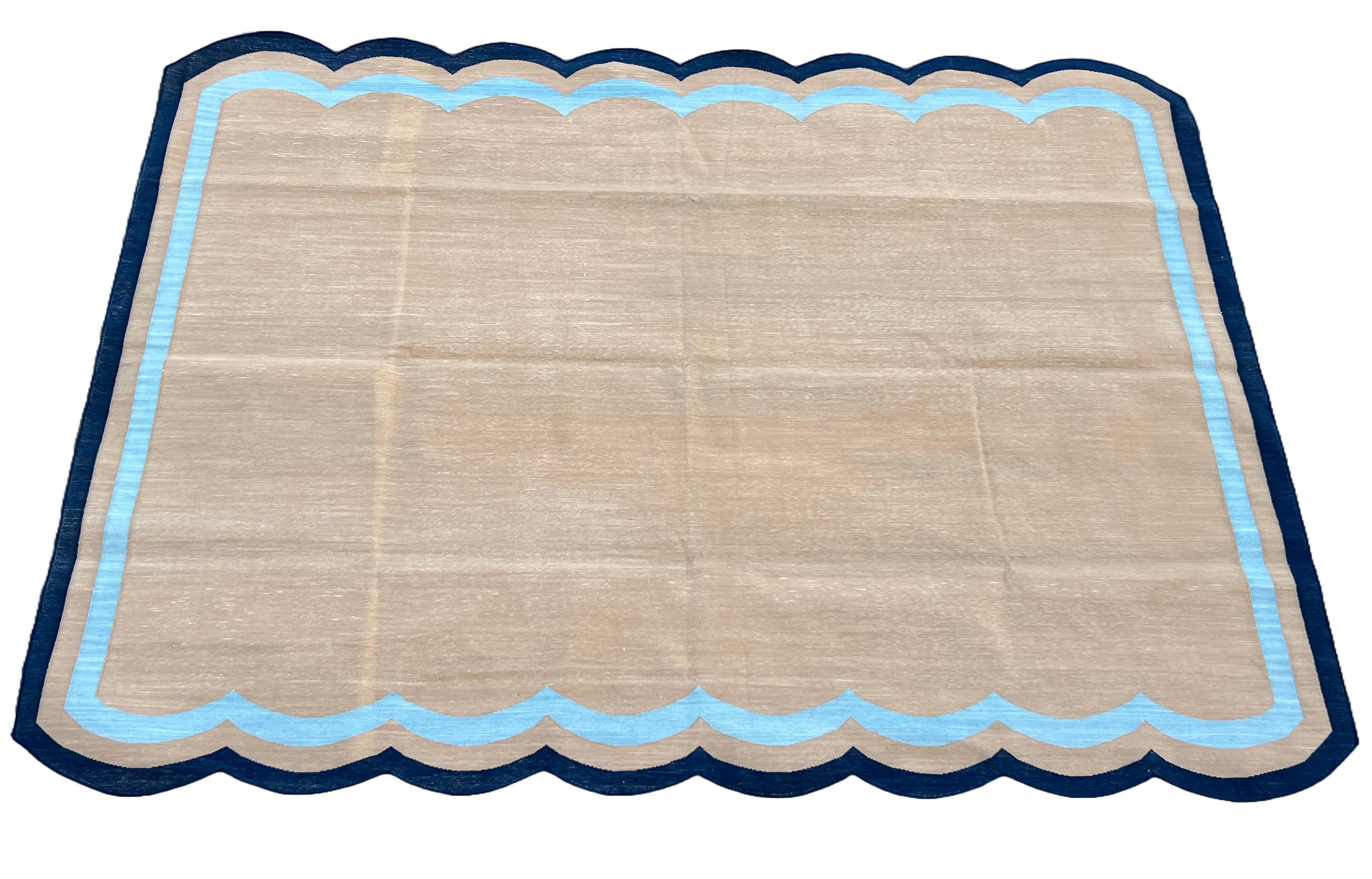 Mid-Century moderno Tappeto a tessitura piatta in cotone fatto a mano, 8x10 Beige, Blu Smerlato Indiano Dhurrie in vendita