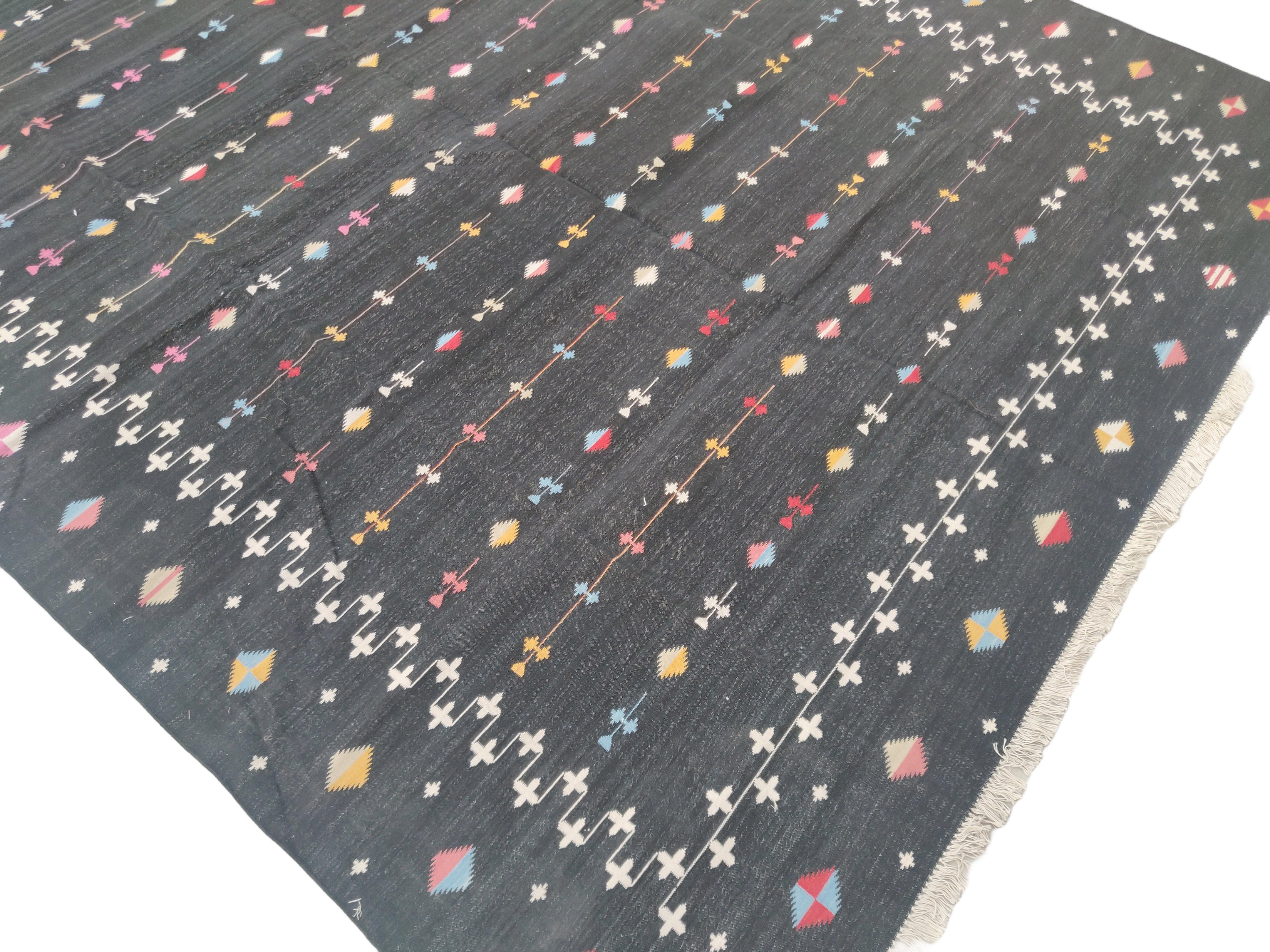 Cotone tinto al vegetale reversibile bianco e nero con stella cadente indiana 
Tappeto - 8'x10'
Queste speciali dhurry a trama piatta sono tessute a mano con un filo di cotone 100% a 15 strati. A causa delle speciali tecniche di produzione