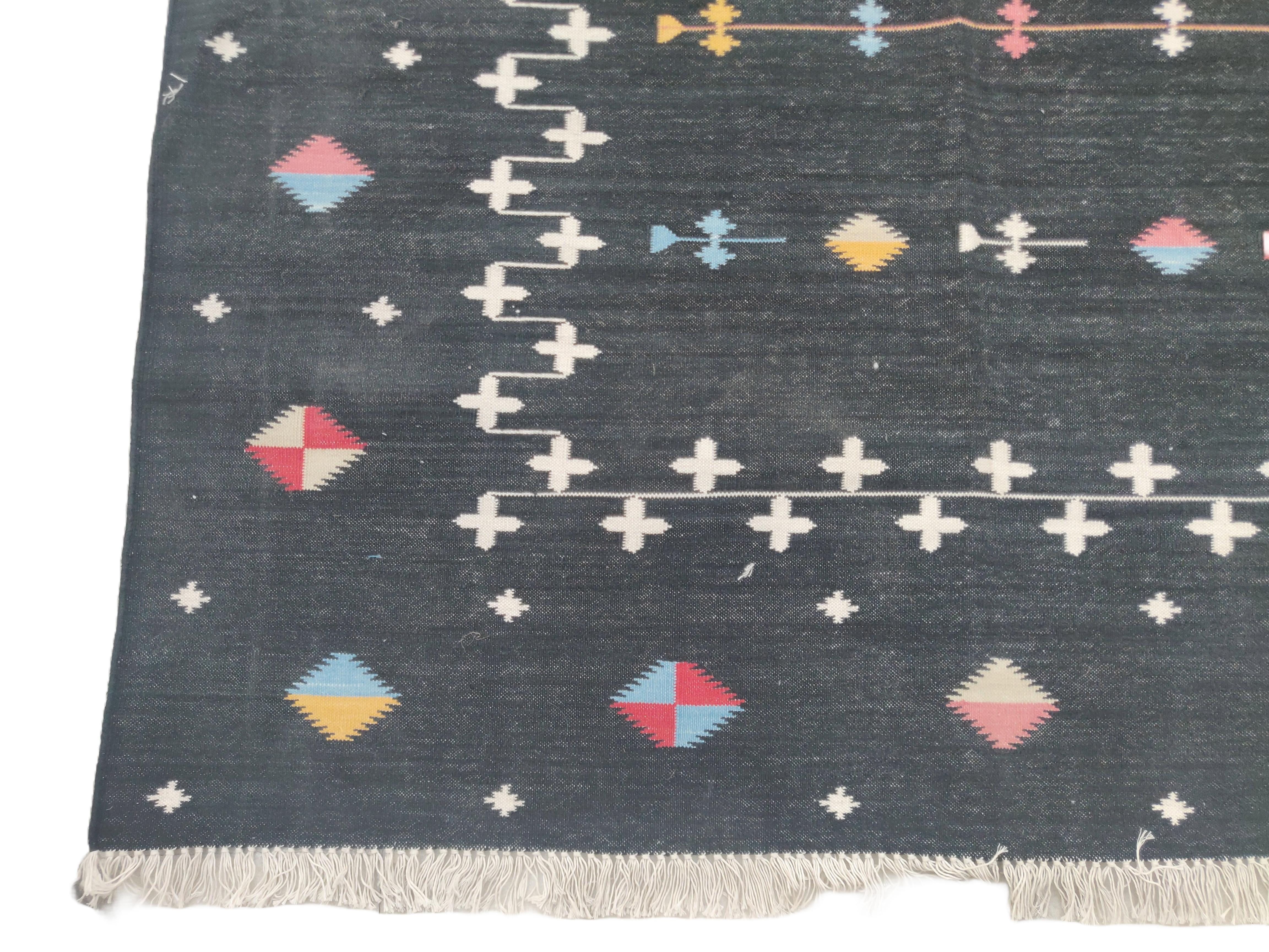 Tessuto a mano Tappeto a tessitura piatta in cotone fatto a mano, 8x10 Tappeto indiano nero Shooting Star Dhurrie in vendita