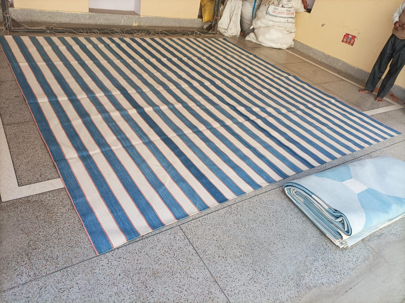 Alfombra de algodón hecha a mano de tejido plano, 8x10 Dhurrie india a rayas azul y crema en venta 3