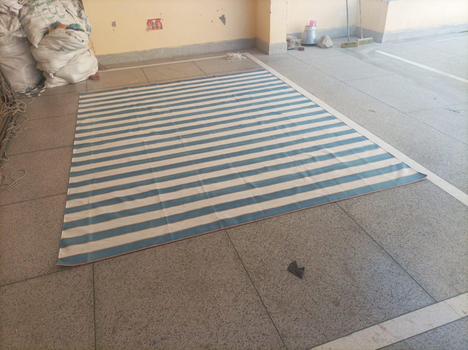 Alfombra de algodón hecha a mano de tejido plano, 8x10 Dhurrie india a rayas azul y crema en venta 4