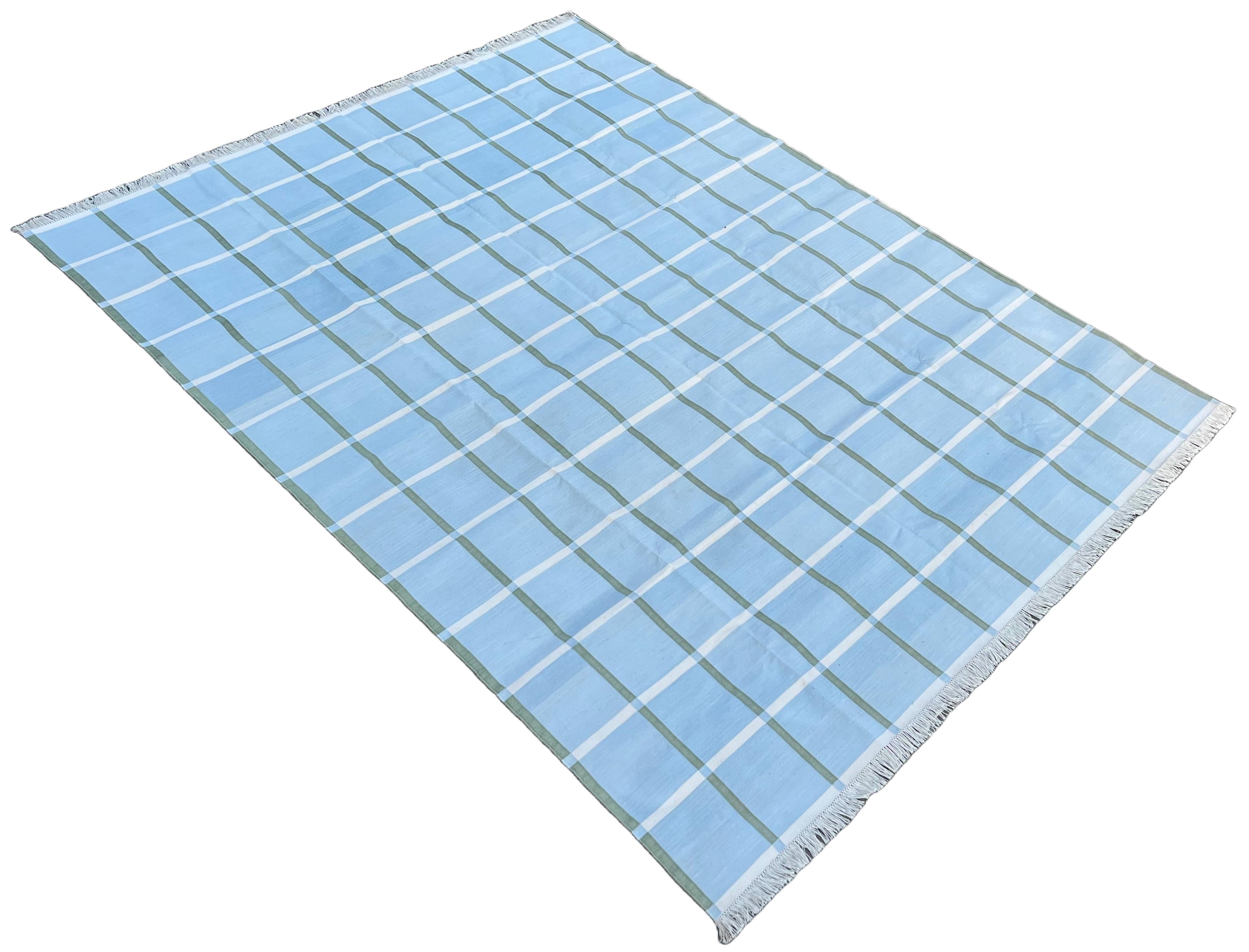 Tappeto in cotone tinto al vegetale blu cielo, crema e verde salvia indiano Dhurrie a quadretti 8'x10' 
Queste speciali dhurry a trama piatta sono tessute a mano con un filo di cotone 100% a 15 strati. A causa delle speciali tecniche di produzione