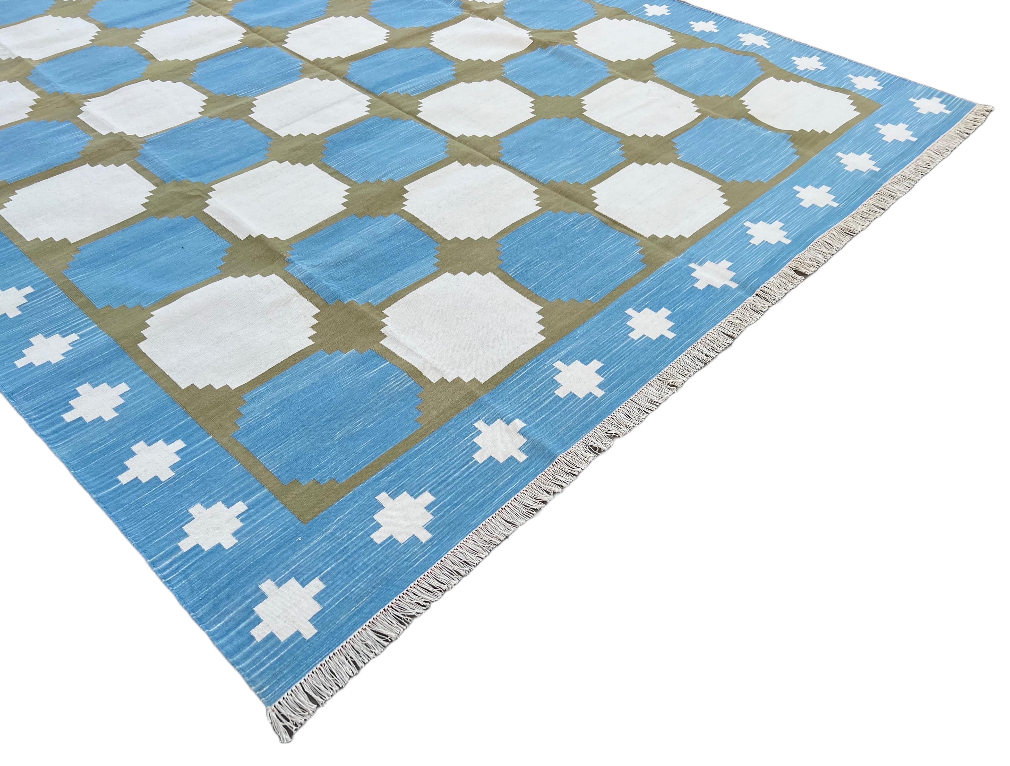 Handgefertigter flacher Baumwollteppich mit Flachgewebe, 8x10 Blauer und grüner geometrischer indischer Teppich (Handgewebt) im Angebot