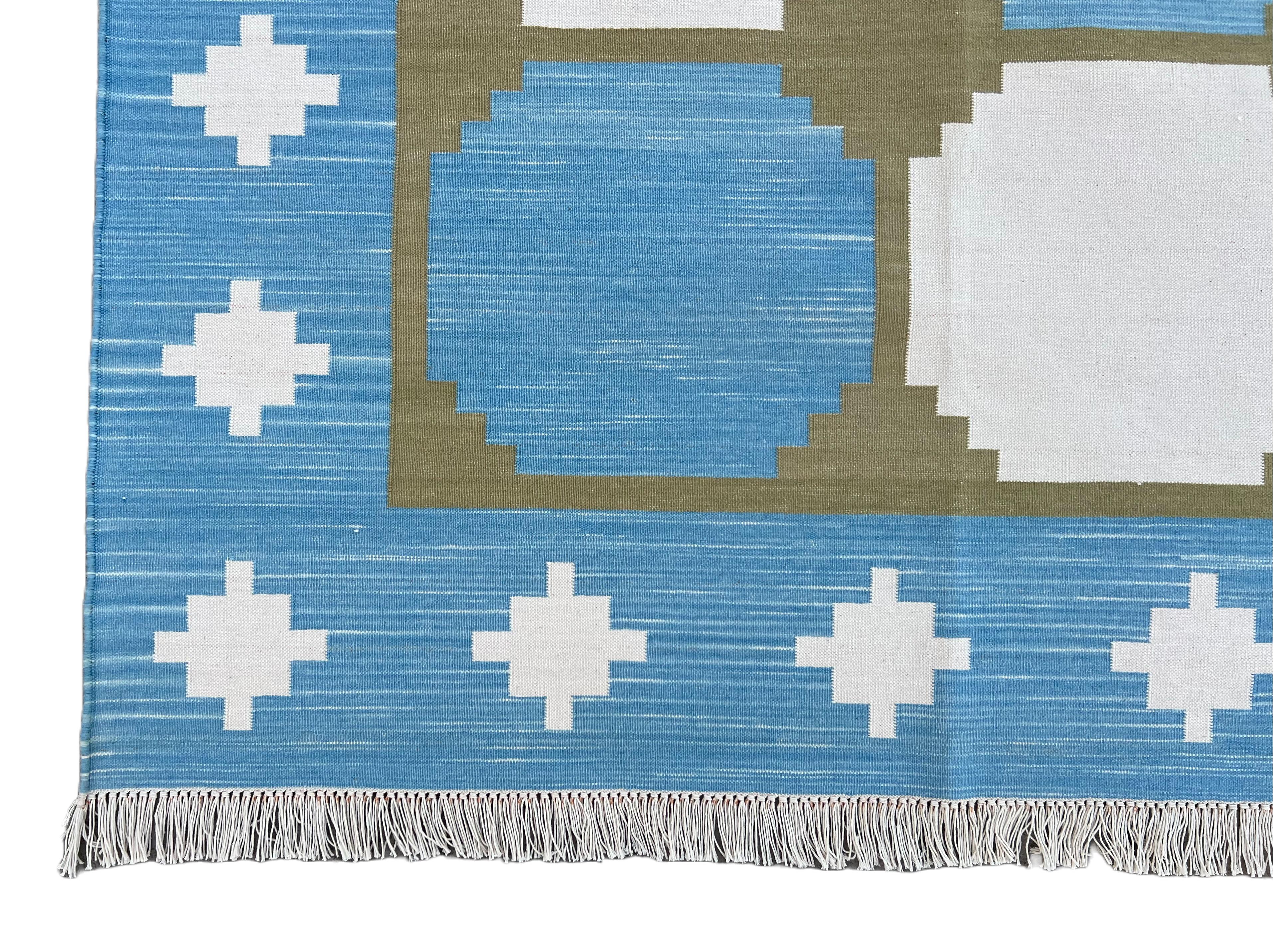 Handgefertigter flacher Baumwollteppich mit Flachgewebe, 8x10 Blauer und grüner geometrischer indischer Teppich im Angebot 1