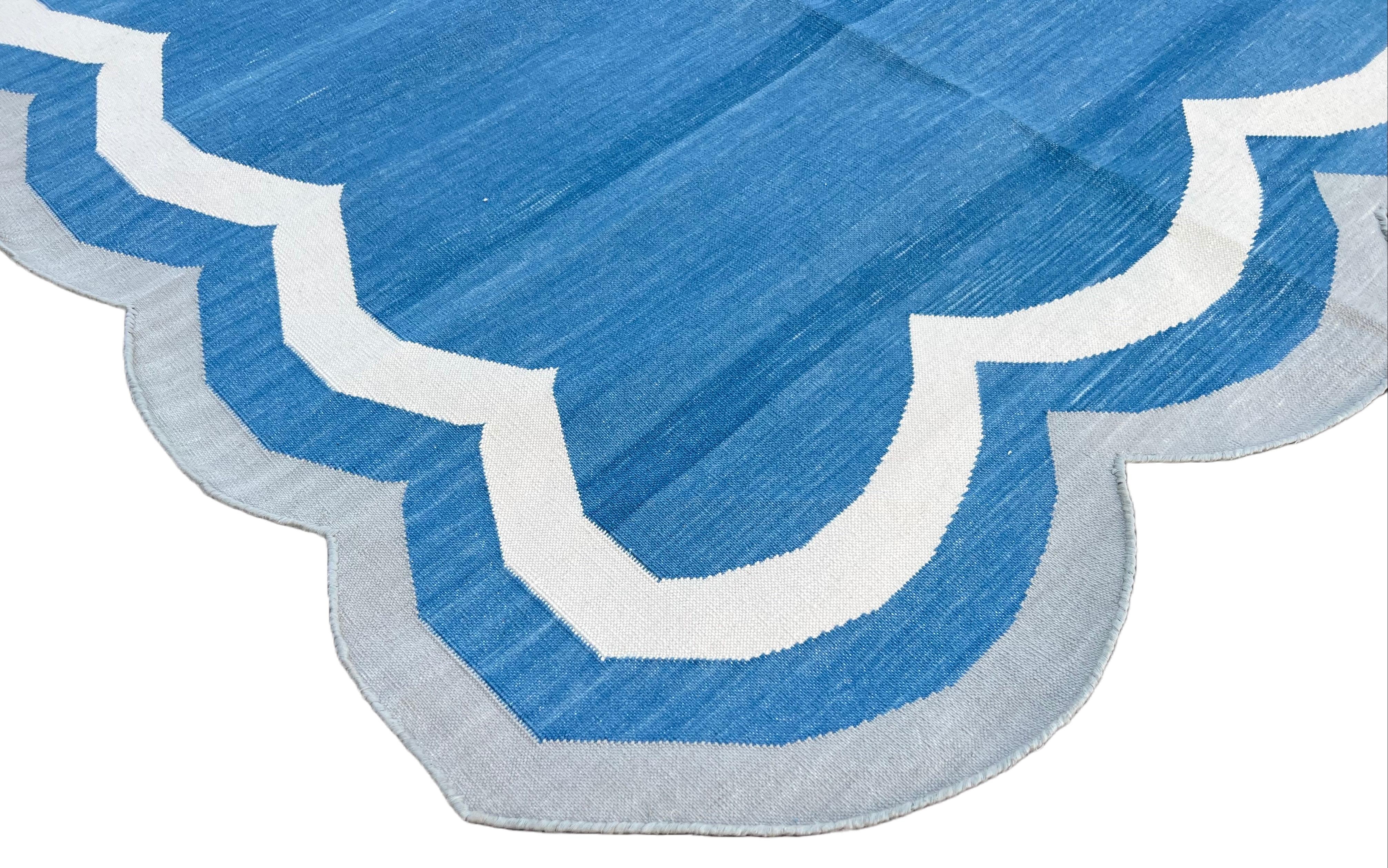Natürliche pflanzlich gefärbte Baumwolle, blau, cremefarben und grau, gestreifter indischer Teppich - 8'x10'
Diese speziellen flachgewebten Dhurries werden aus 15-fachem Garn aus 100% Baumwolle handgewebt. Aufgrund der speziellen