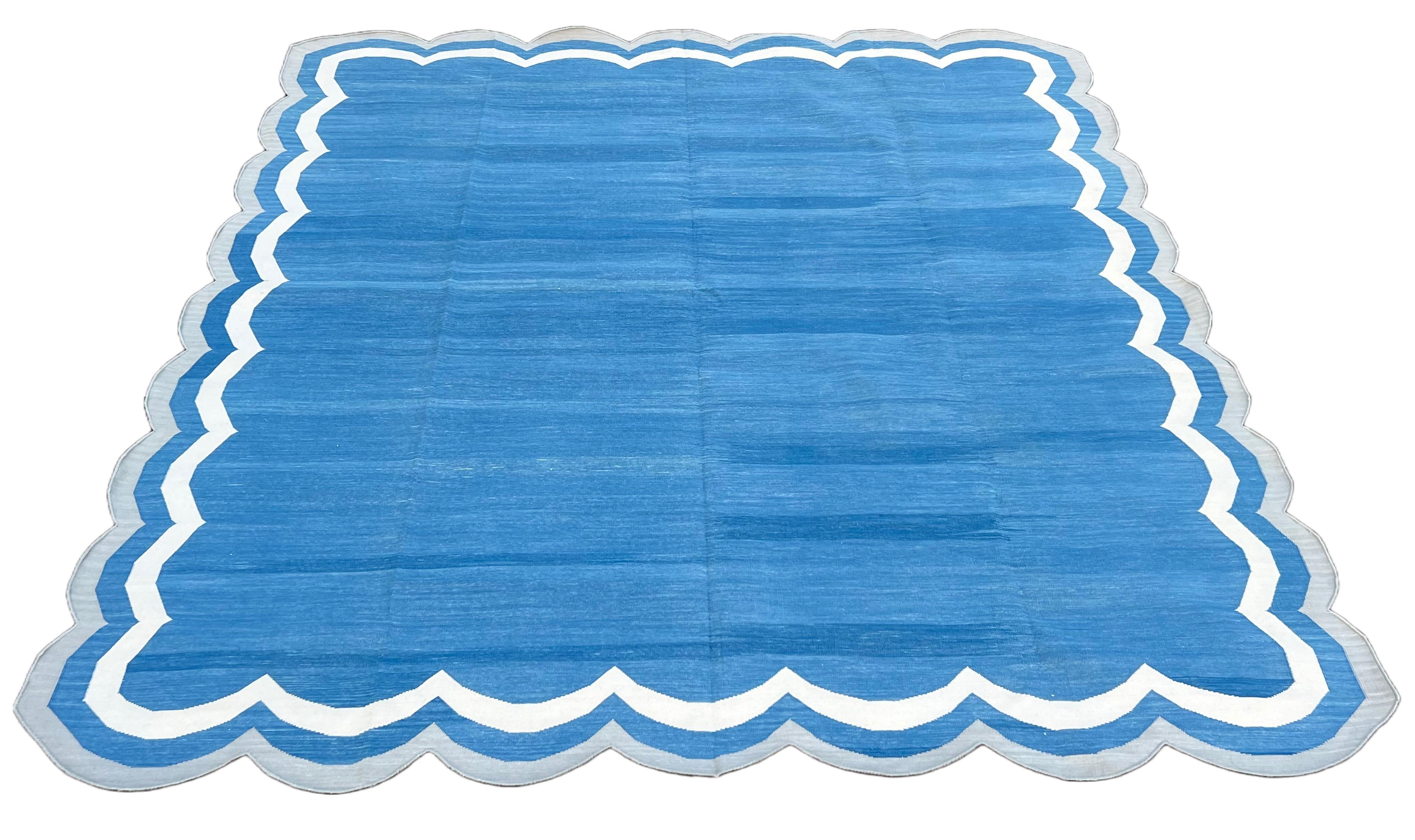 Handgefertigter Flachgewebe-Teppich aus Baumwolle, 8x10, blau und grau mit Wellenschliffstreifen Dhurrie (Handgewebt) im Angebot