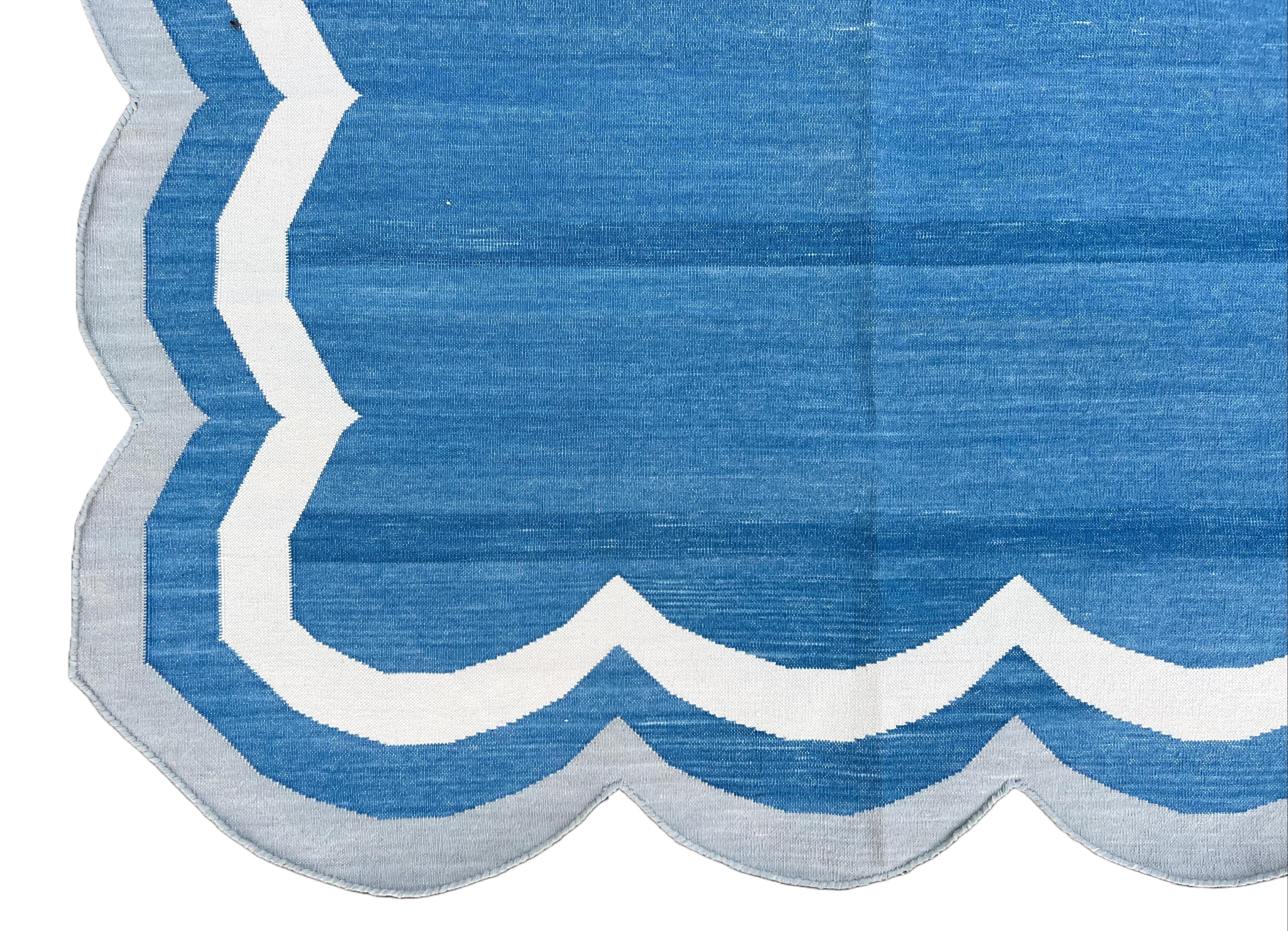 Handgefertigter Flachgewebe-Teppich aus Baumwolle, 8x10, blau und grau mit Wellenschliffstreifen Dhurrie (21. Jahrhundert und zeitgenössisch) im Angebot