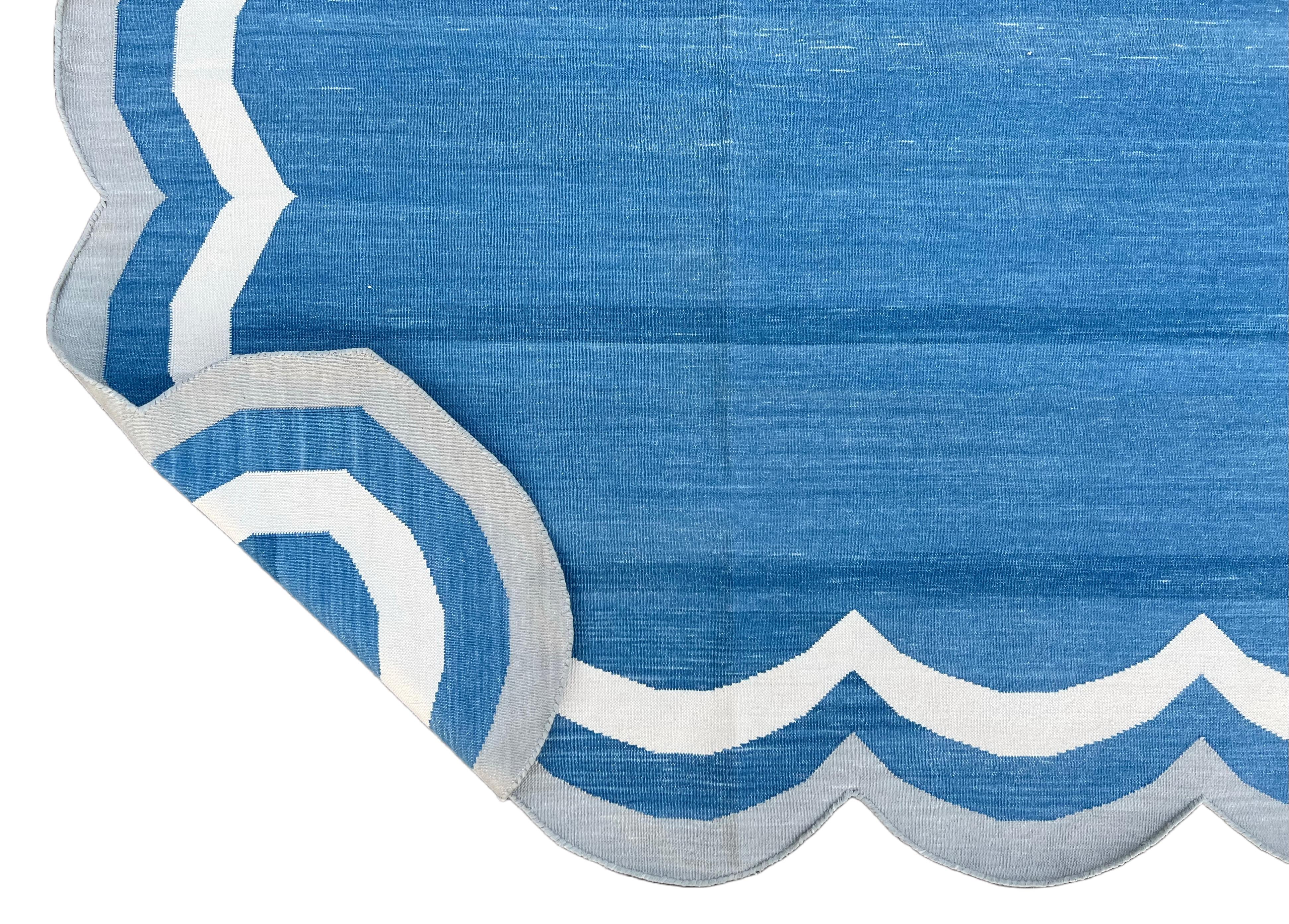 Handgefertigter Flachgewebe-Teppich aus Baumwolle, 8x10, blau und grau mit Wellenschliffstreifen Dhurrie im Angebot 1