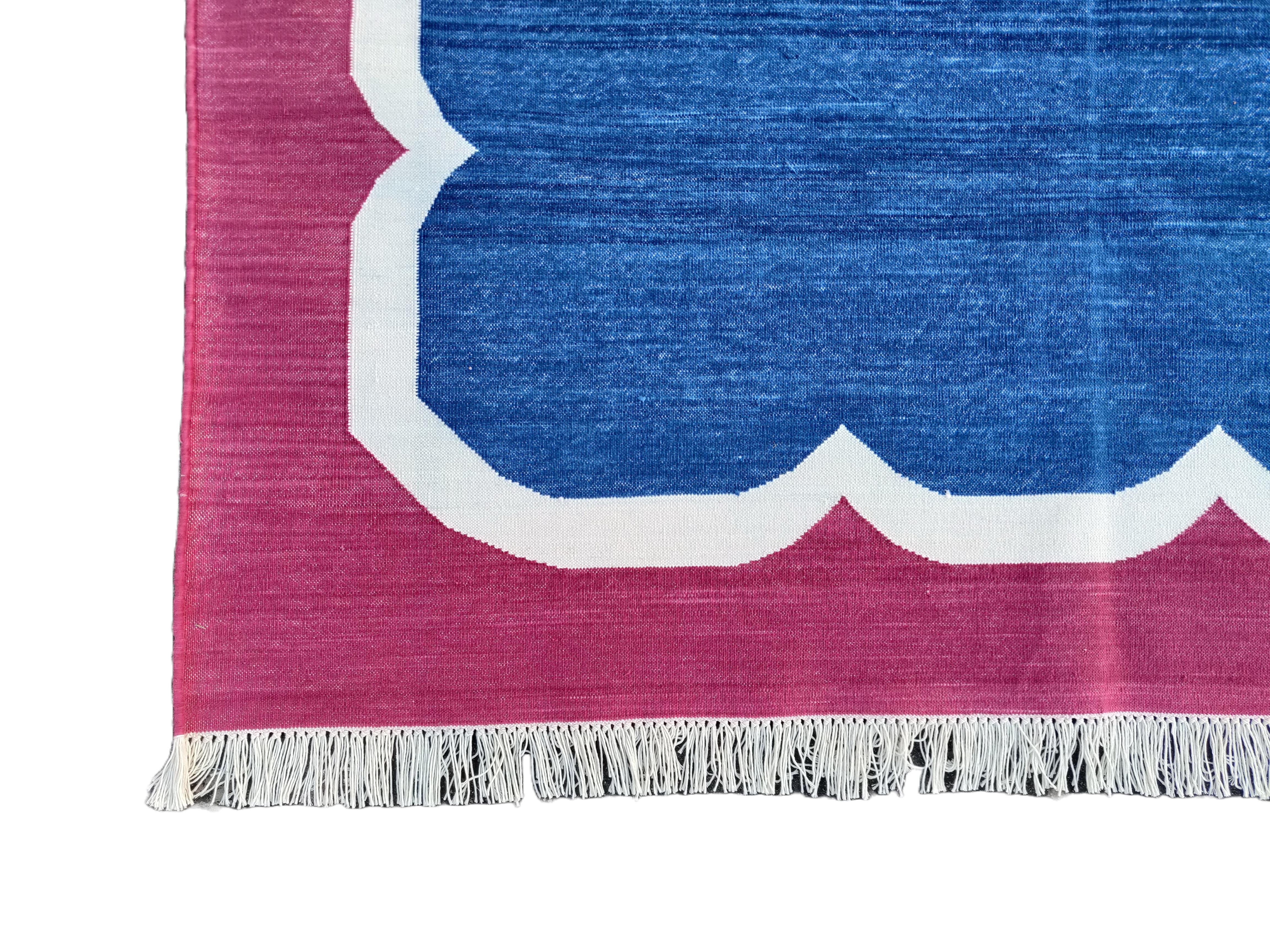 Handgefertigter flacher Baumwollteppich mit Flachgewebe, 8x10 Blauer und rosafarbener Wellenschliff indischer Dhurrie (Baumwolle) im Angebot