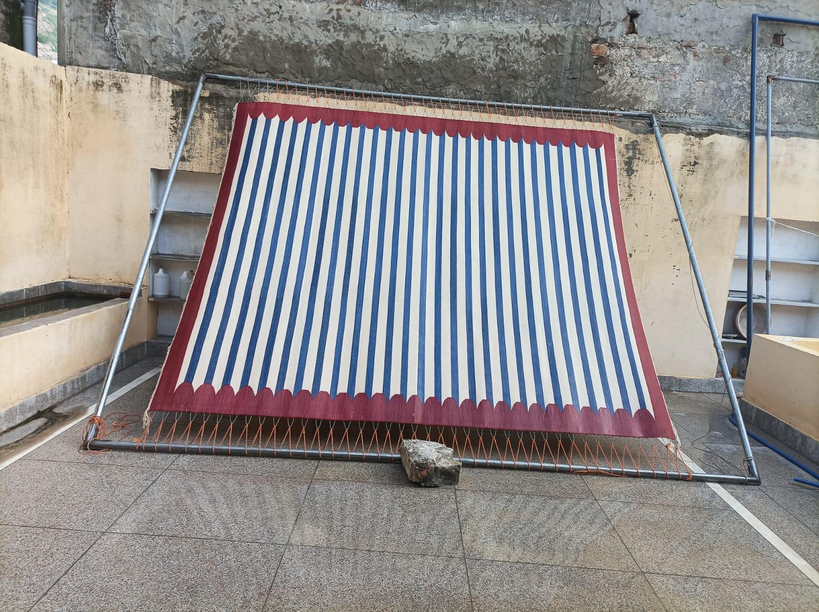 Tapis Dhurrie indien à tissage plat fait à la main, 8 x 10, bleu et rouge festonné en vente 4