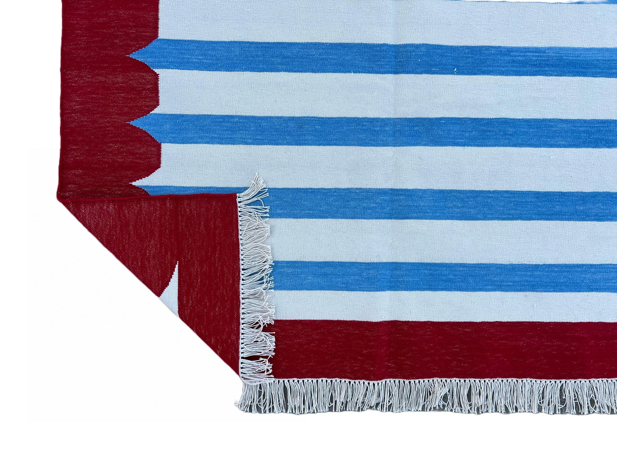 Handgefertigter flacher Baumwollteppich mit Flachgewebe, 8x10 Blau und Rot gestreifter indischer Dhurrie im Angebot 2