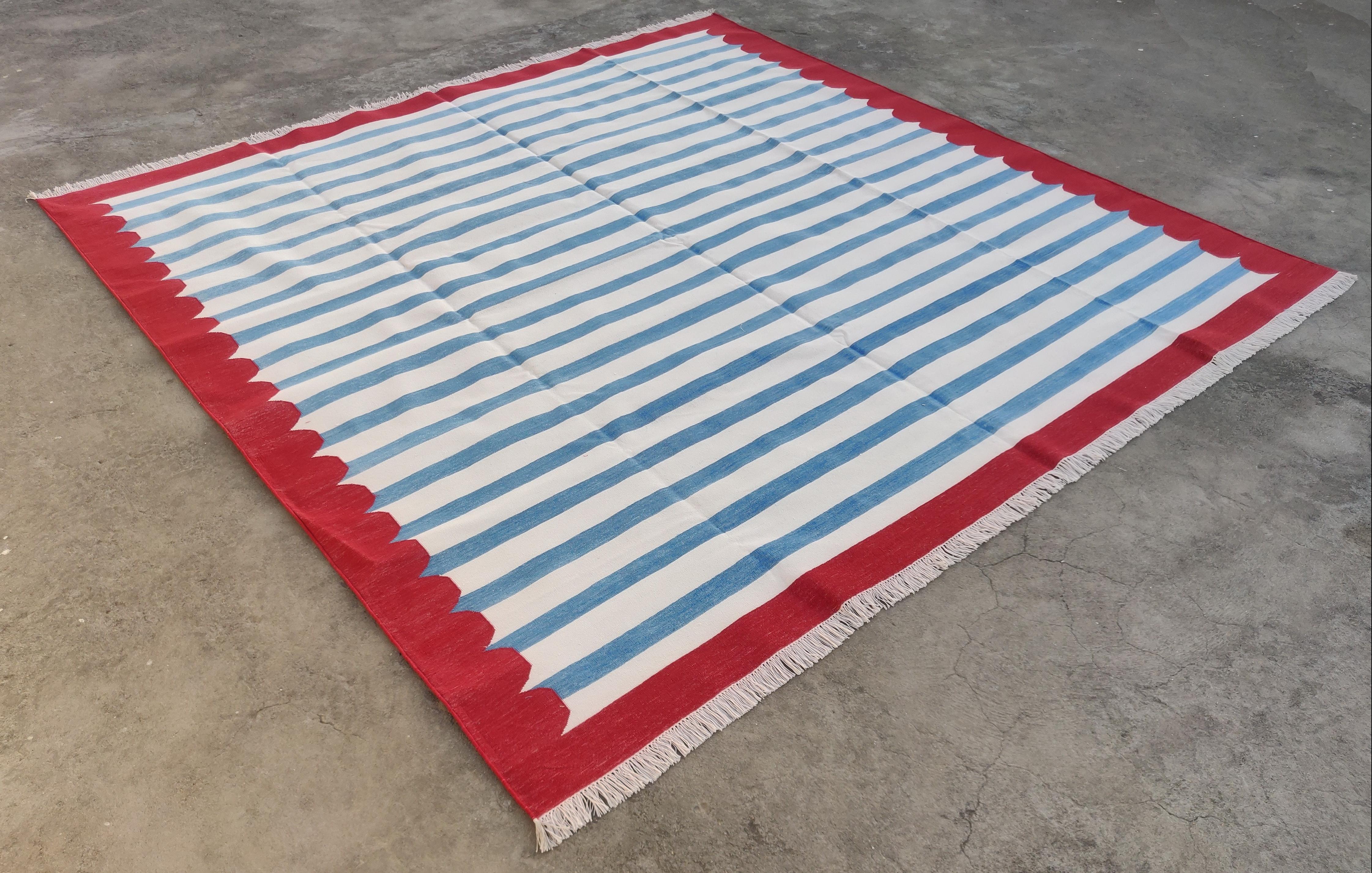 Blau, weiß und rot gestreifter indischer Dhurrie-Teppich aus pflanzlich gefärbter Baumwolle-8'x10' 
Diese speziellen flachgewebten Dhurries werden aus 15-fachem Garn aus 100% Baumwolle handgewebt. Aufgrund der speziellen Fertigungstechniken, die zur