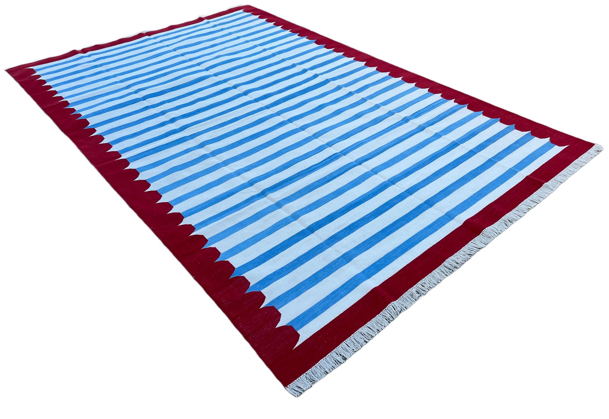 Blau, weiß und rot gestreifter indischer Dhurrie-Teppich aus pflanzlich gefärbter Baumwolle-8'x10' 
Diese speziellen flachgewebten Dhurries werden aus 15-fachem Garn aus 100% Baumwolle handgewebt. Aufgrund der speziellen Fertigungstechniken, die zur