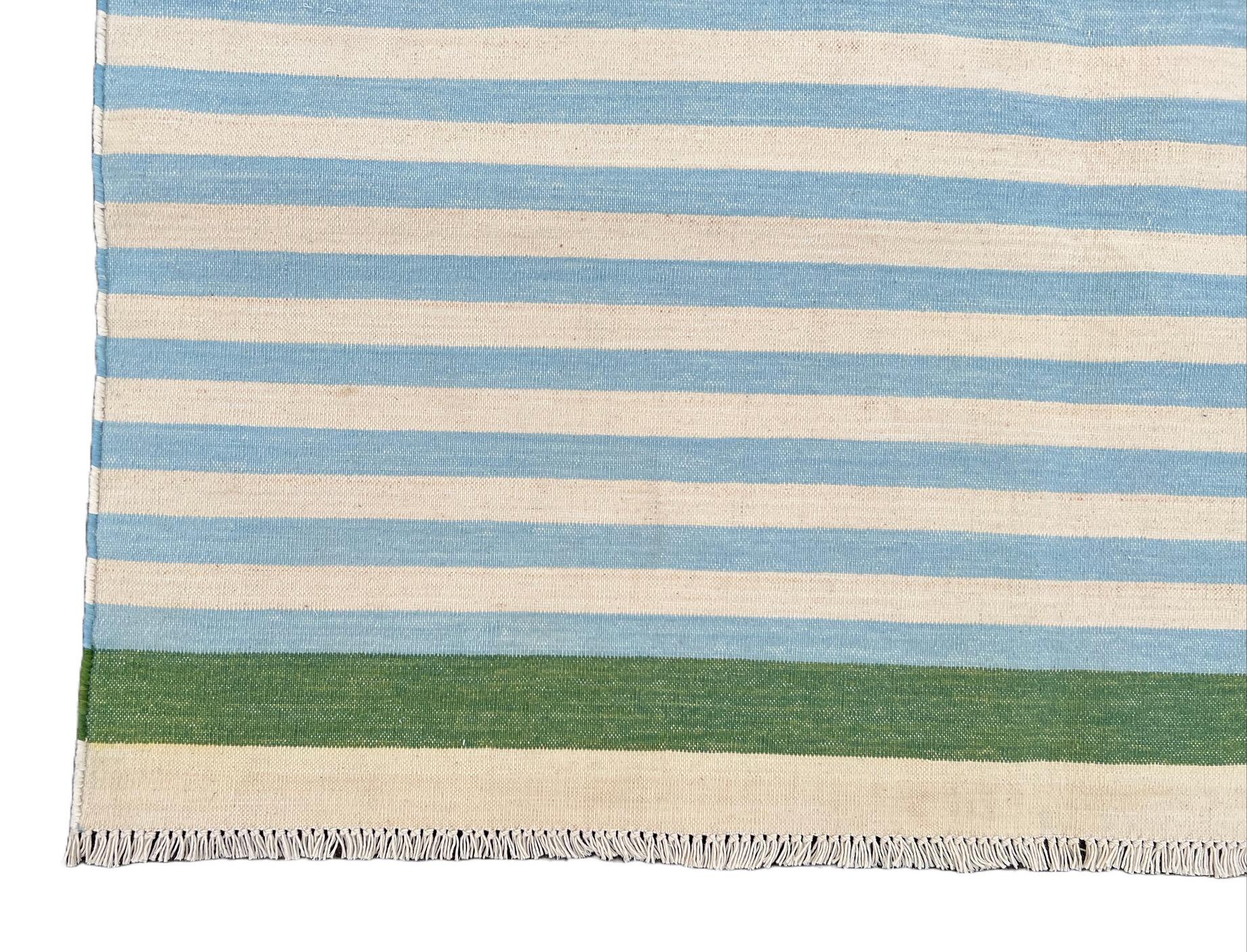 Handgefertigter flacher Baumwollteppich mit Flachgewebe, 8x10 blau-weiß gestreifter indischer Dhurrie im Angebot 2