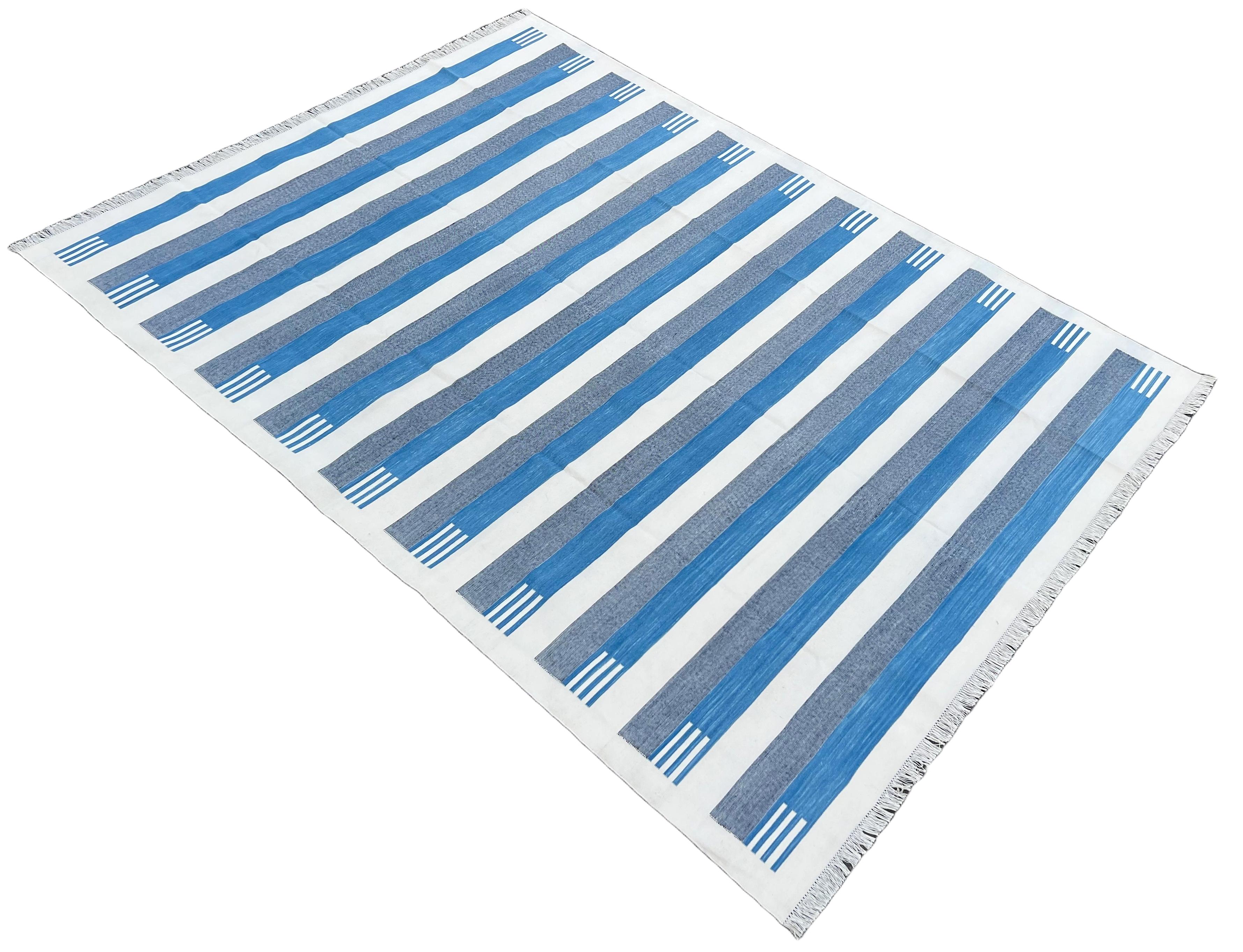 Tappeto a tessitura piatta in cotone fatto a mano, 8x10 a righe bianche e blu, indiano Dhurrie in vendita 2