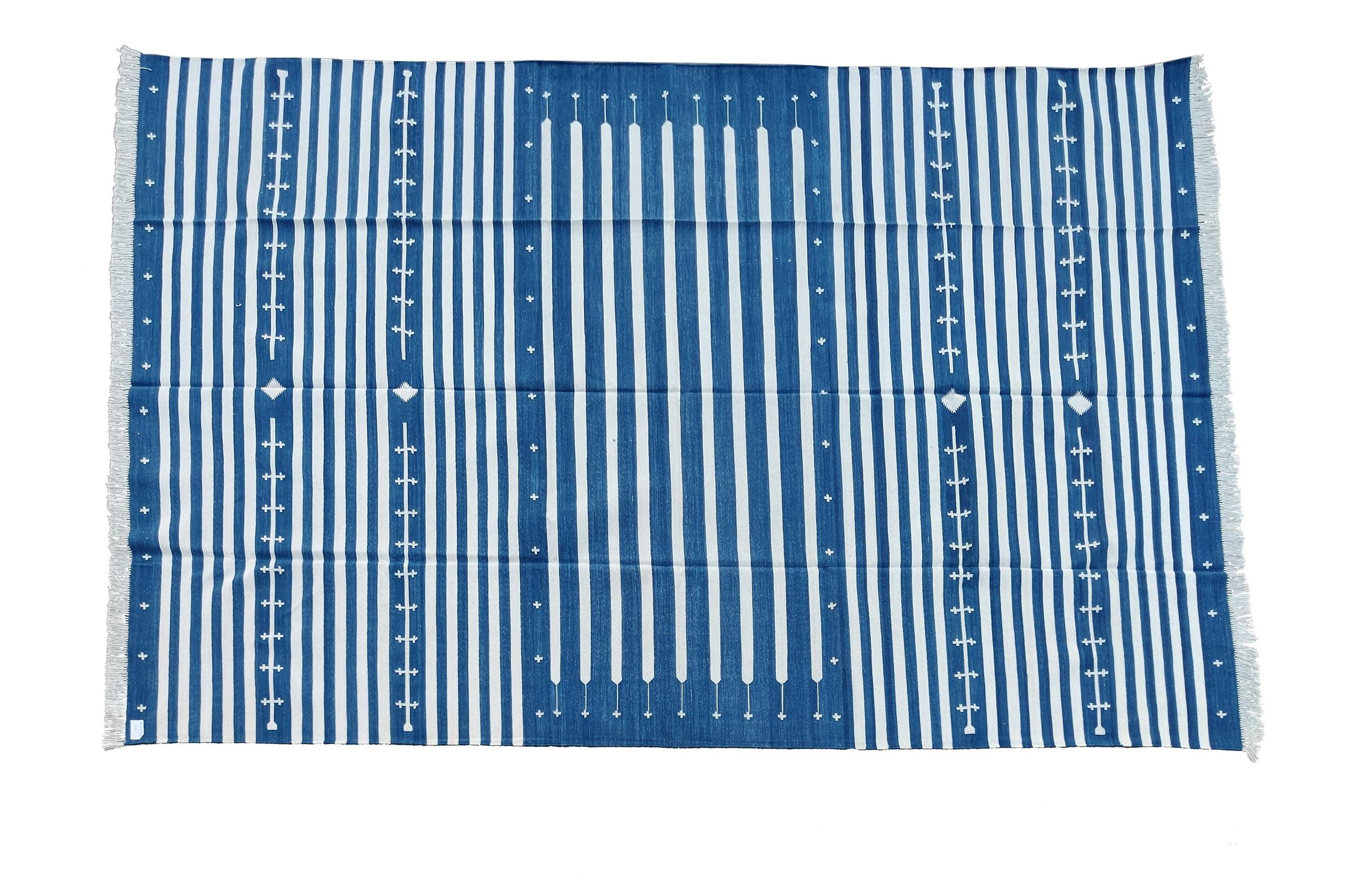 Handgefertigter flacher Baumwollteppich mit Flachgewebe, 8x10 blau-weiß gestreifter indischer Dhurrie im Angebot 3