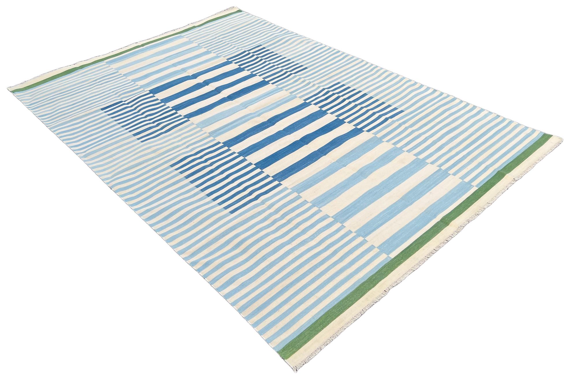 Blau, weiß und grün gestreifter indischer Dhurrie-Teppich aus pflanzlich gefärbter Baumwolle-8'x10' 
Diese speziellen flachgewebten Dhurries werden aus 15-fachem Garn aus 100% Baumwolle handgewebt. Aufgrund der speziellen Fertigungstechniken, die