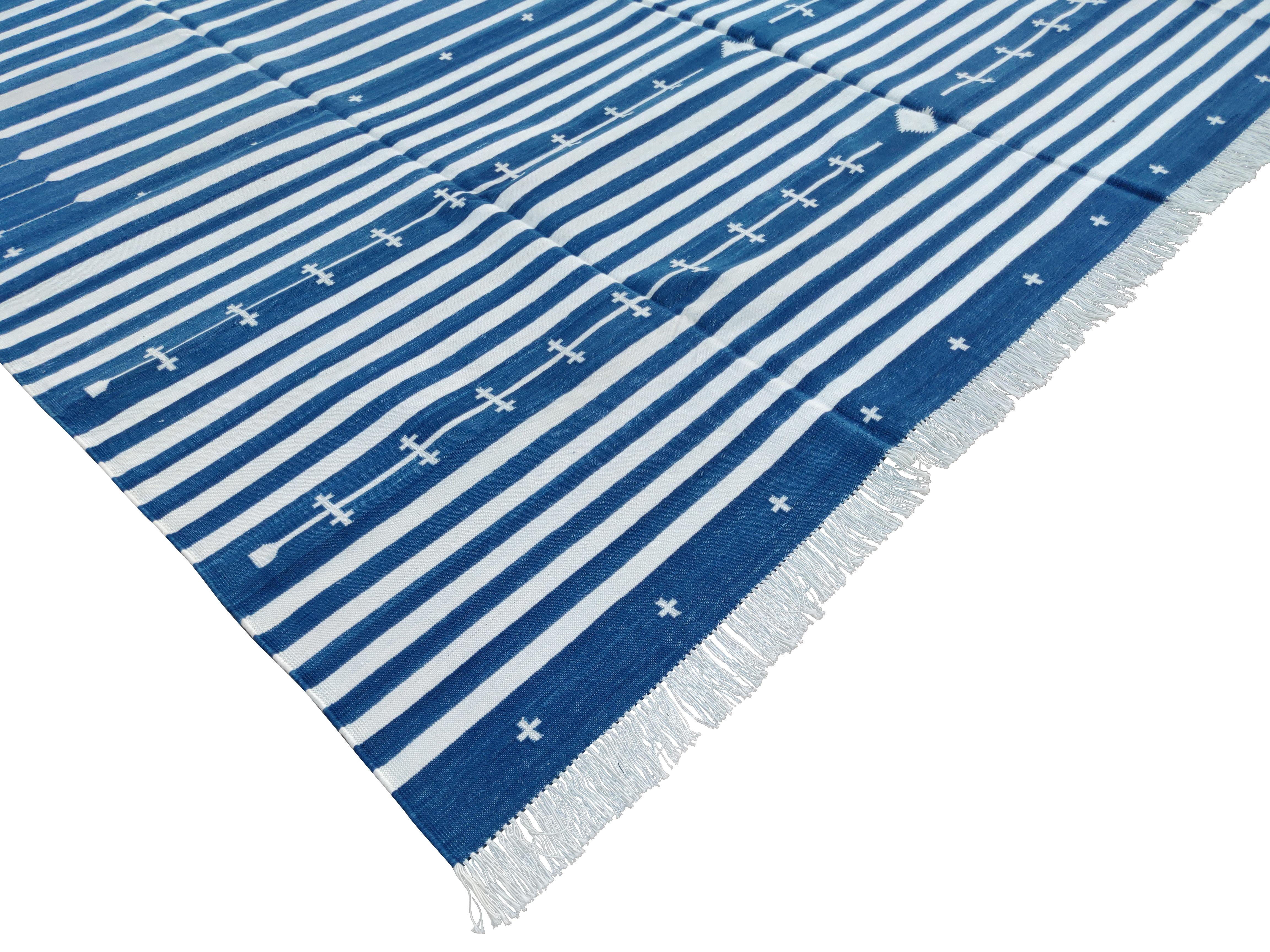 Tappeto Dhurrie indiano in cotone tinto al vegetale a righe bianche e blu 8'x10' (240x300cm) 

Queste speciali dhurry a trama piatta sono tessute a mano con un filo di cotone 100% a 15 strati. A causa delle speciali tecniche di produzione utilizzate