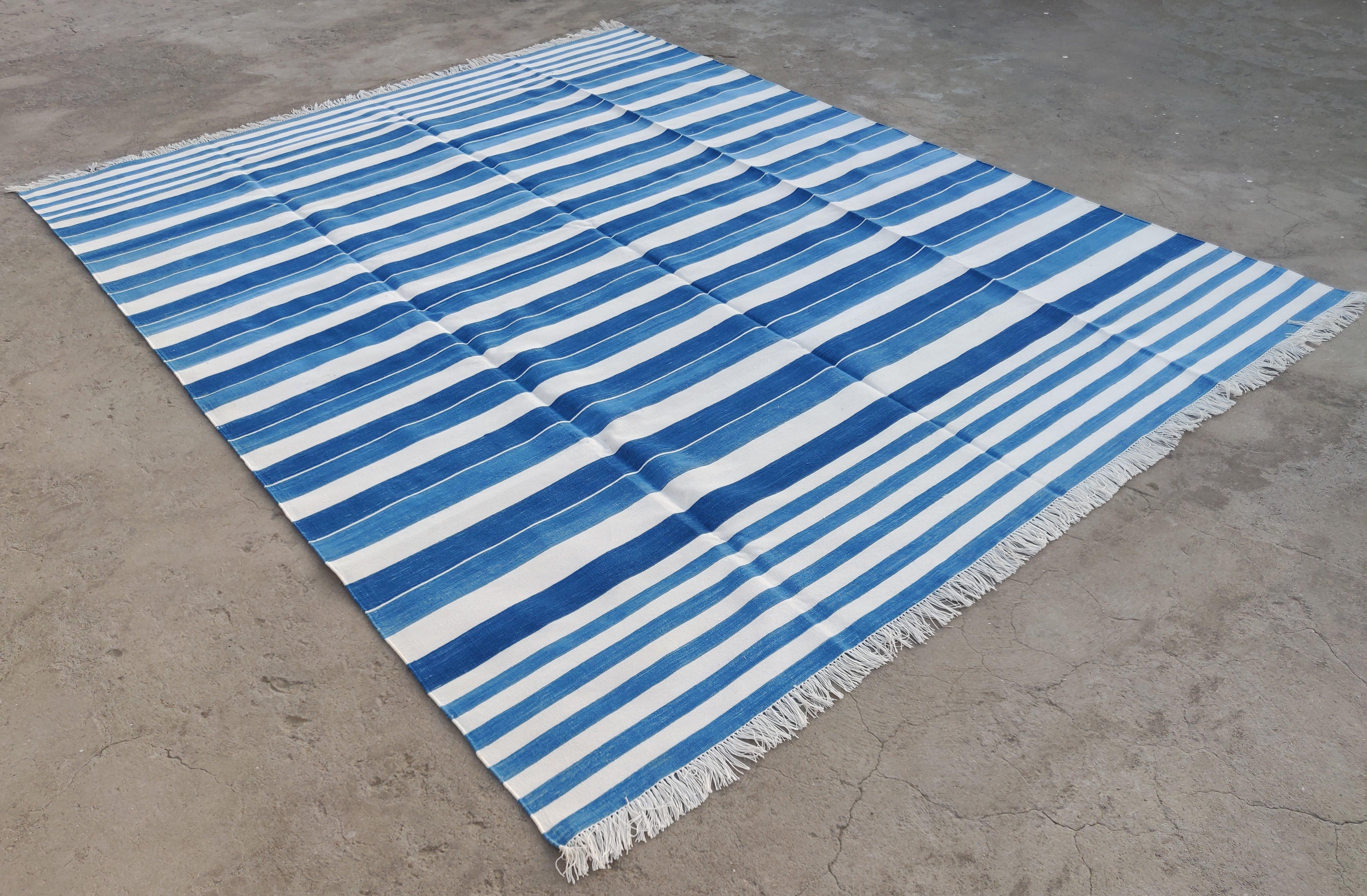 Tappeto indiano a righe bianche e blu cielo in cotone naturale tinto al vegetale 8'x10'

Queste speciali dhurry a trama piatta sono tessute a mano con un filo di cotone 100% a 15 strati. A causa delle speciali tecniche di produzione utilizzate per