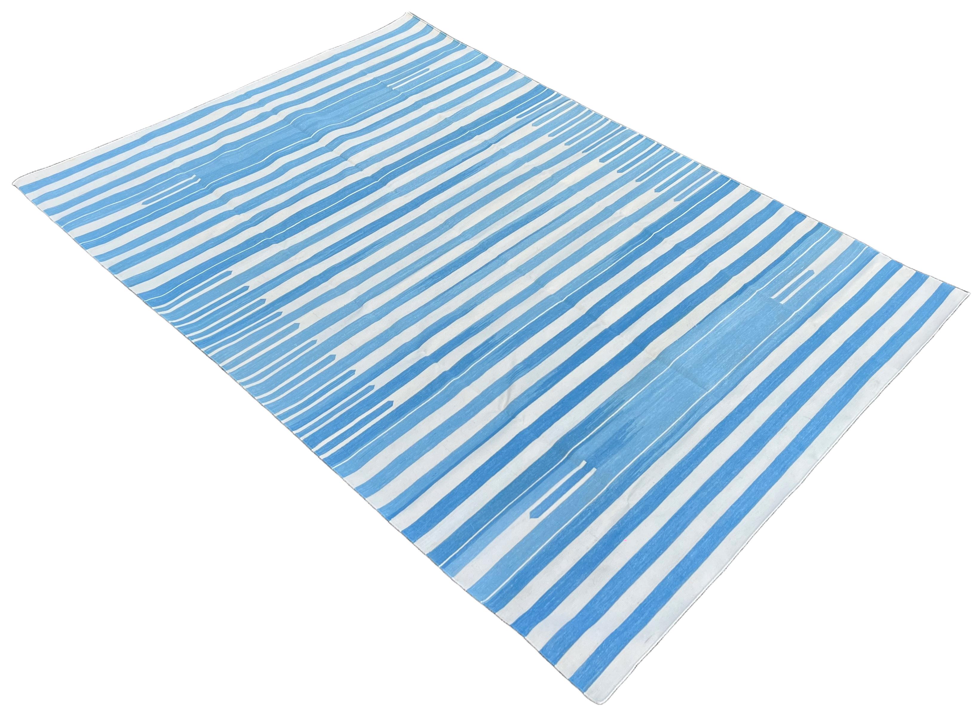 Tapis indien Dhurrie en coton teint végétal bleu et blanc rayé, Taille - 8'x10' (240x300cm) (Bords finis / Sans franges)

Ces dhurries spéciales à tissage plat sont tissées à la main avec du fil 100 % coton 15 plis. En raison des techniques de